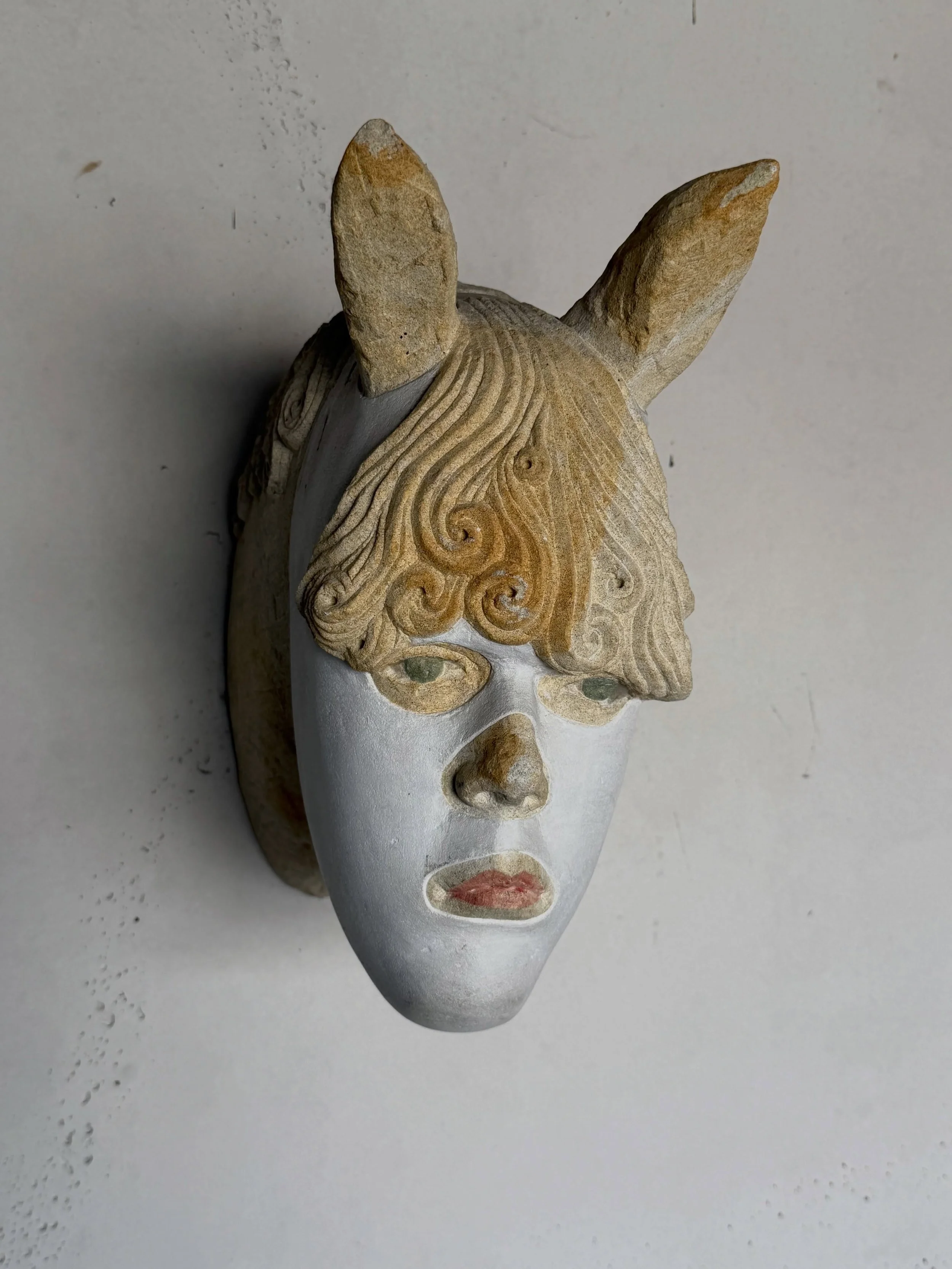 Seit zehn Jahren sind zwei Arbeiten der Hamburger K&uuml;nstlerin Annette Streyl (*1968) @streylannette im &bdquo;Goldener Pavillon&ldquo; des Caf&eacute; Entenwerder1 @entenwerder1 zu sehen. 
Die beiden aus Kalksandstein geschaffenen Skulpturen sind