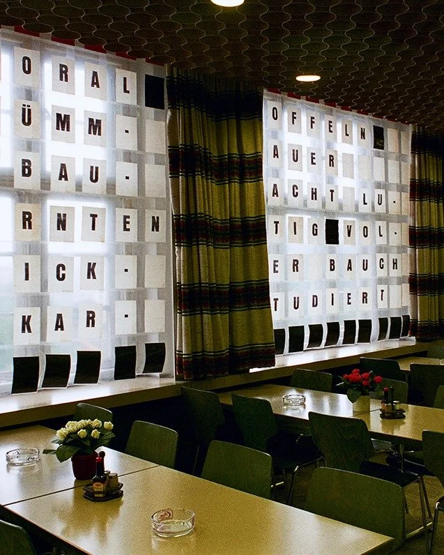 Vor fast 30 Jahren fand die tempor&auml;re Kunstaktion &bdquo;mundgerecht &ndash; Kunst in vier Hamburger Kantinen&ldquo; statt. Sie wurde von den K&uuml;nstler:innen Tonia Kudrass, Thomas Stordel und Annette Venebr&uuml;gge initiiert und lief vom 8.