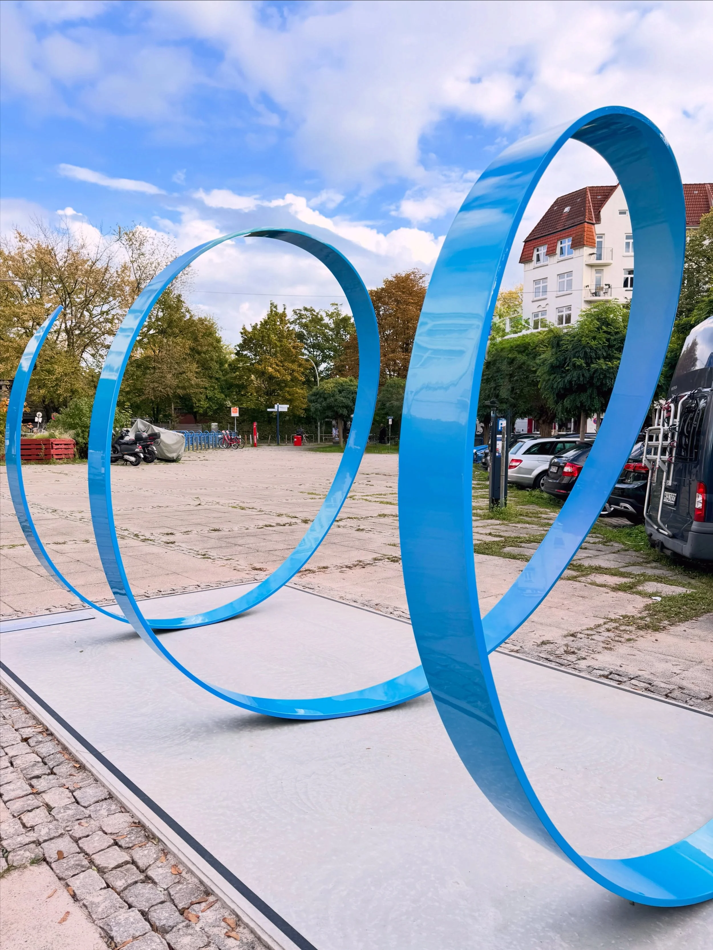 &bdquo;F&uuml;r Capri und Roxi&ldquo; von Franziska Opel @franziskaopel und Hannah Rath @rath.hannah 

Auf dem Enckeplatz in Hamburg in der N&auml;he der Gro&szlig;en Wallanlagen erinnert jetzt eine schillernde Stahlskulptur an ein St&uuml;ck Hamburg