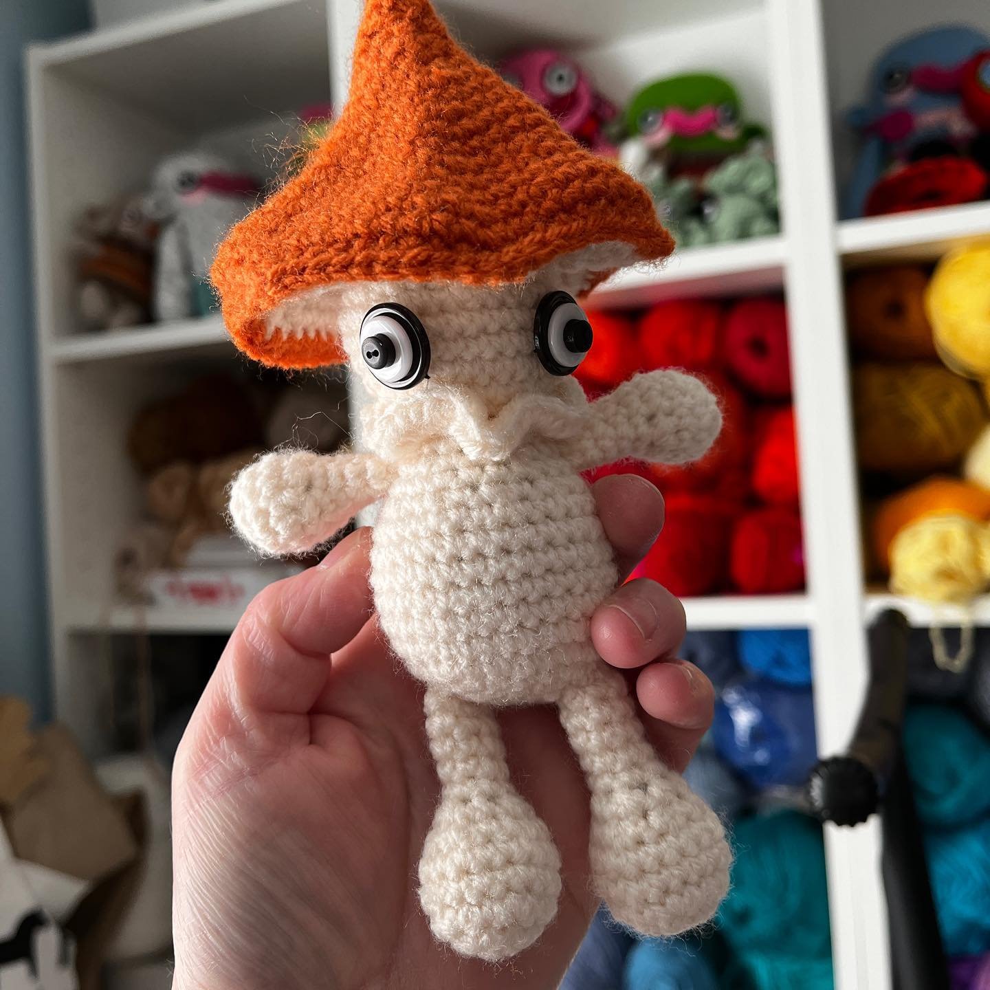 Little Mushroom Sprite! 🍄 @forestfolk.crochet was kind enough recently to send me a copy of her new amigurumi pattern book, Folk of the Forest 🌳 There are 12 super cute, beginner friendly patterns in the book - this little Mushroom Sprite character