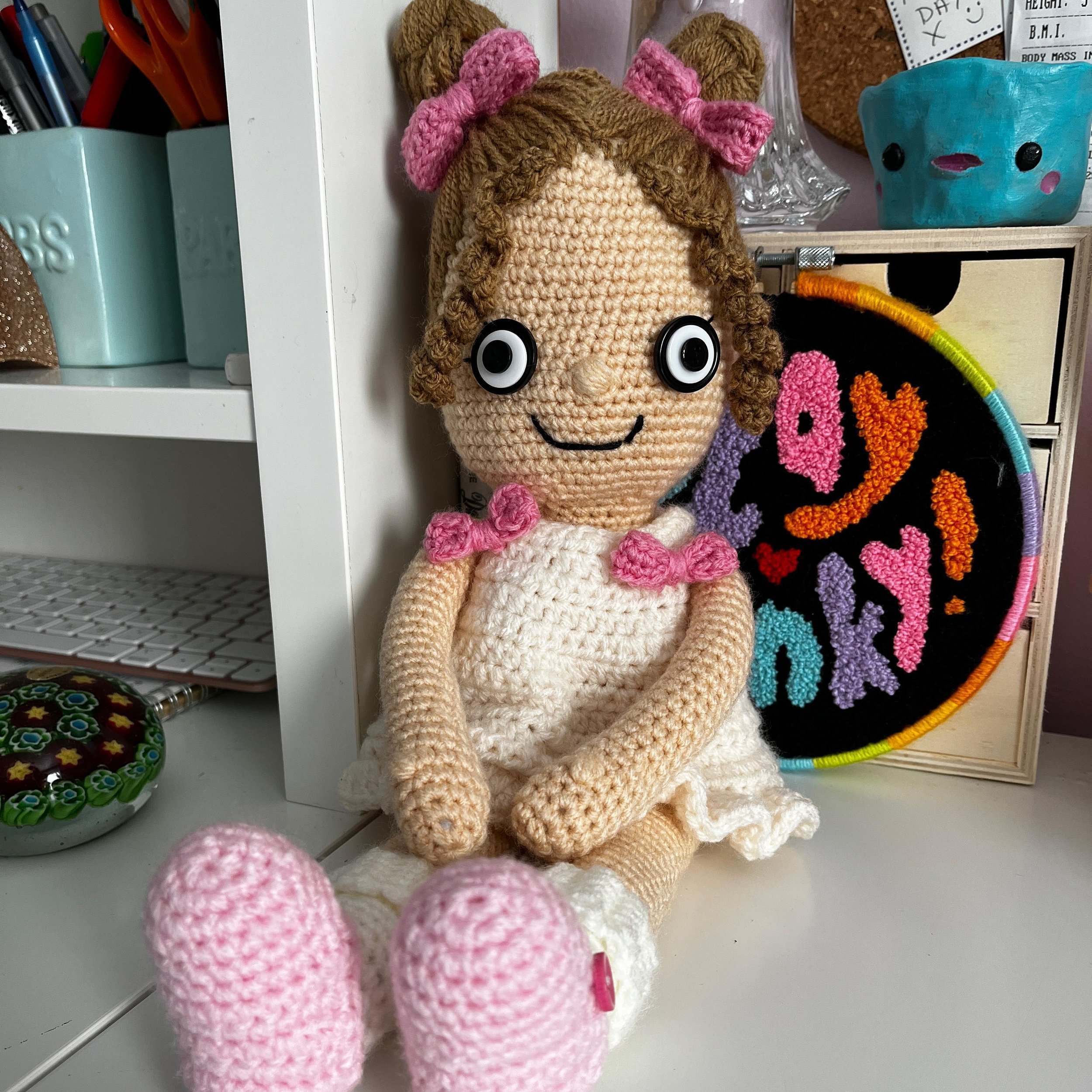 Now she&rsquo;s arrived at her forever home, I can share! ❤️ I don&rsquo;t make a lot of dolls, but I really enjoyed this special commission for @jjmartines94 🥰 Was a pleasure working with you, Jared! ❤️ 
.
#crochet #amigurumi #doll #crochetdoll #gi