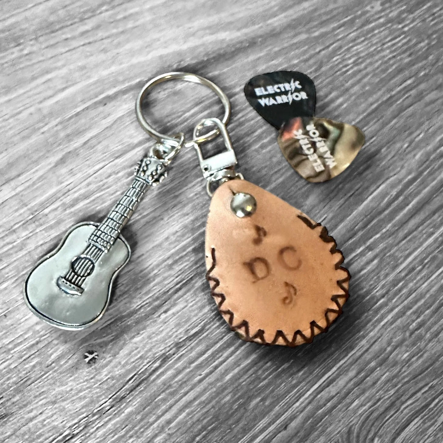 Beginner Leatherworking: Craft A Guitar Pick Holder