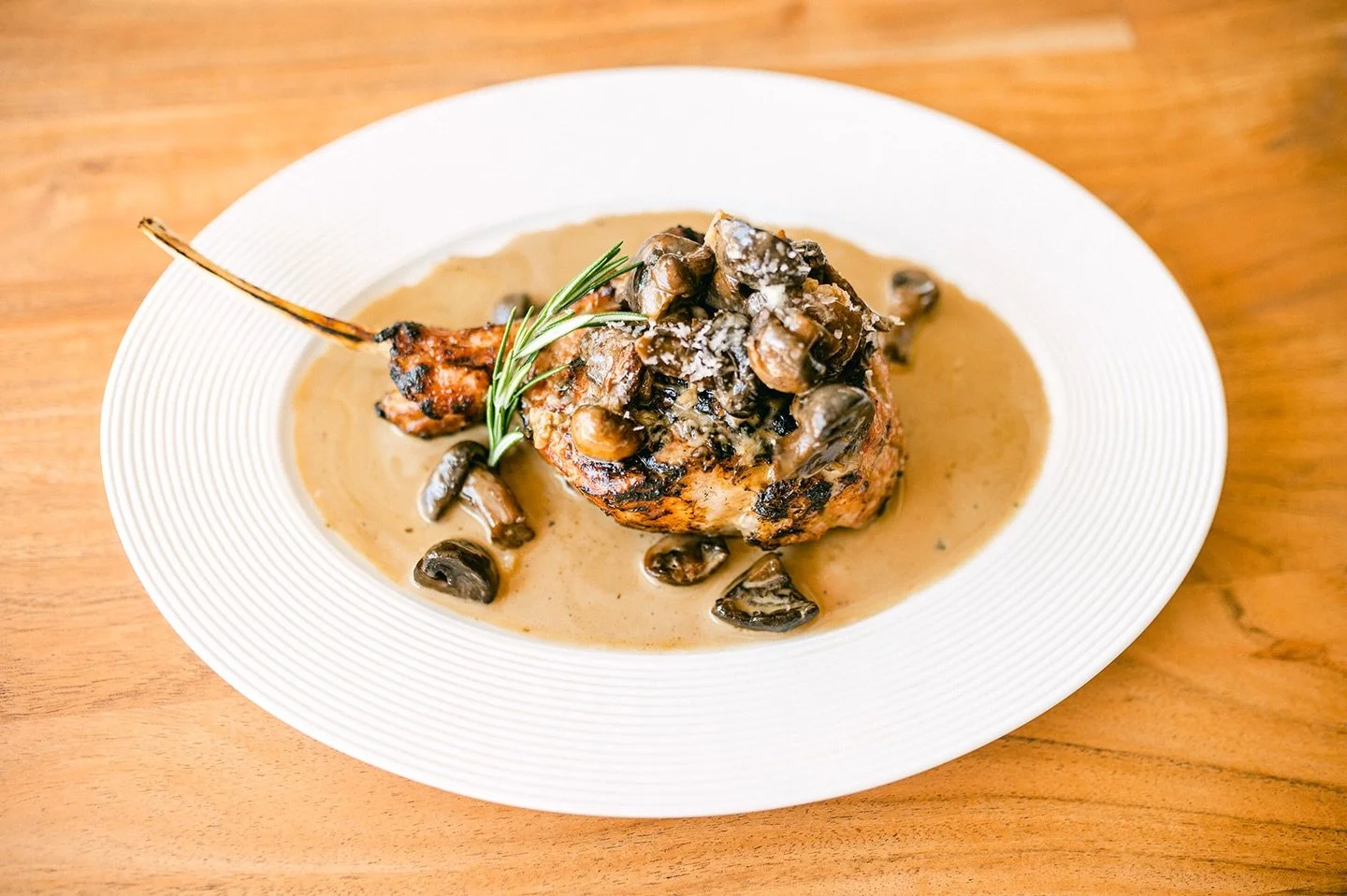 Veal Chop

cremini mushroom, vermouth, cream, rosemary

#lucastonybrook
