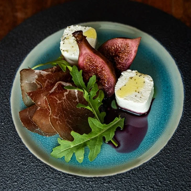 Bresaola, Fig, &amp; Goat Robiola

arugula, nero d&rsquo;avola gastrique, walnuts

#lucastonybrook