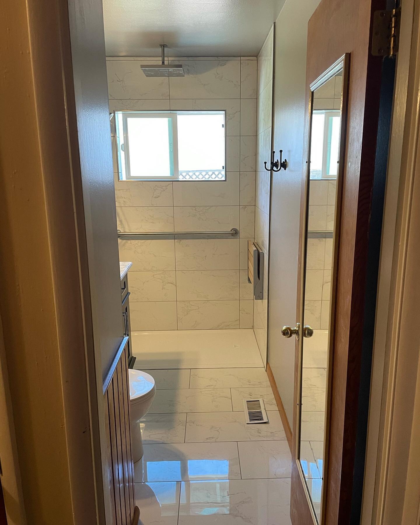 Anyone in need of a bathroom remodel? Check out these epic before and afters for inspiration and feel free to message us for a free estimate!