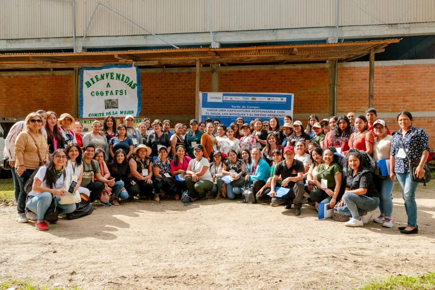 image of dozens of women members of Peru COOPAFSI