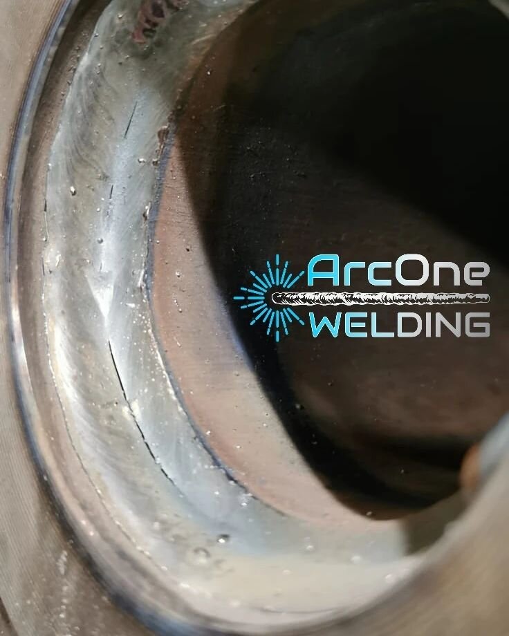 This is what a weld failure looks like, anyone have insite how this happened. Not my pipe btw My opinion is:
draging mig does work but if you rush and dont build up enough material it often shrinks and cracks 
■
□
■
□
■
□
#welding #welder #fabricatio