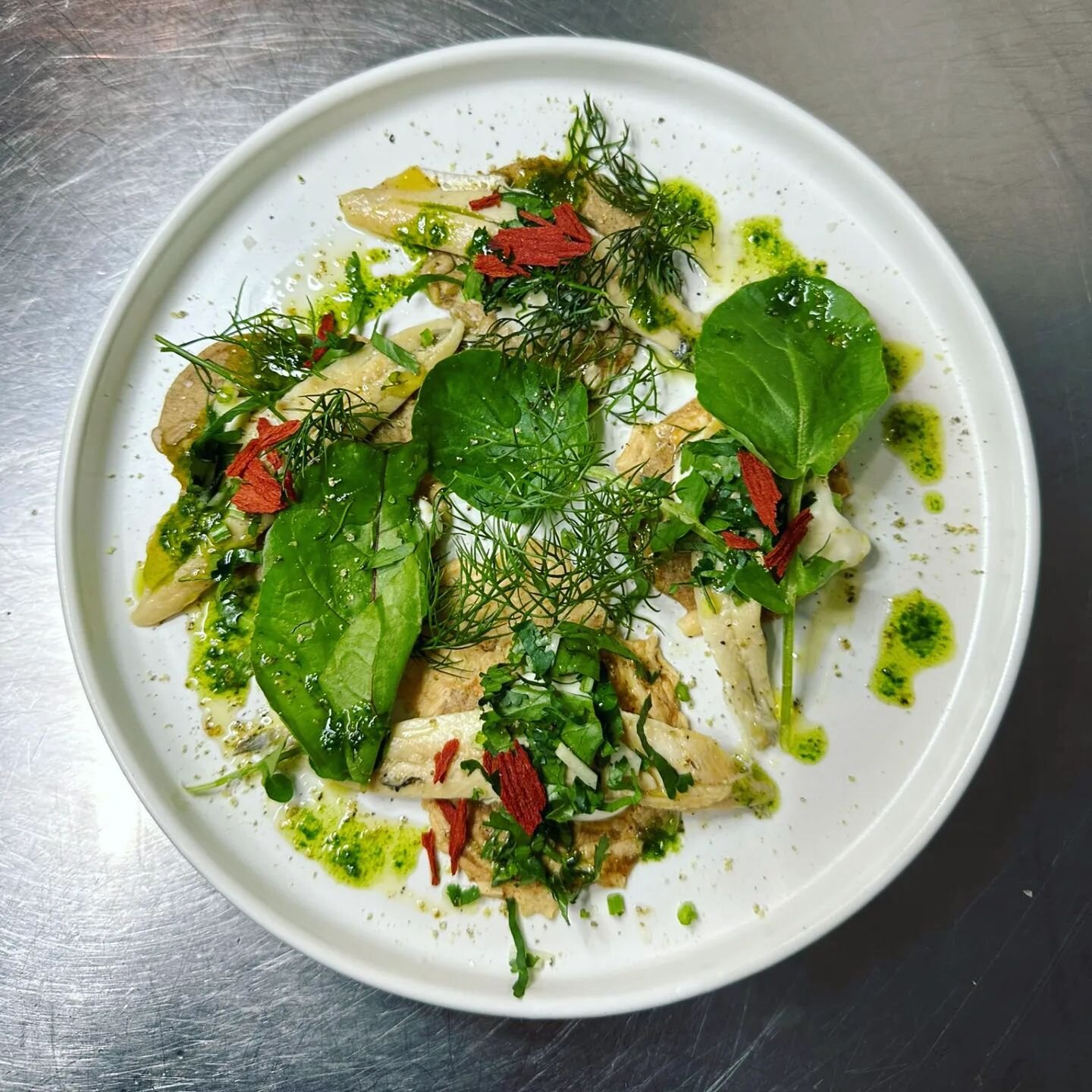 Diese Woche fresh - sauer eingelegte Sardellenfilets &quot;Boquerones&quot; mit Kr&auml;utern &amp; Knoblauch auf knusprigen Chips zum wegsnacken. 
.
.
.
.
.
#nbg #nbgfood #portuguesefood #spanishfood #iberianfood #naturwein #naturalwine