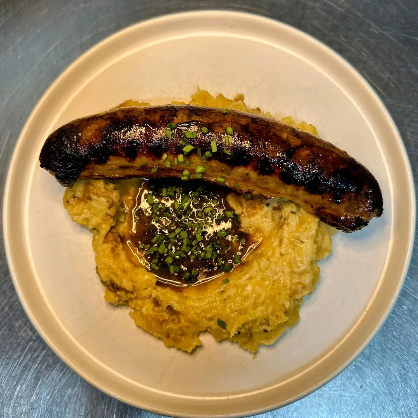 Neu f&uuml;r euch - die katalanische "Botifarra", verfeinert mit Zimt und Honig auf Kartoffelstampf mit Rotwein-Jus. Spotted in einem richtigen oldschool Lokal in Barcelona kommen sie dank @roemerbeef exklusiv bei uns auf den Tisch 🌭
