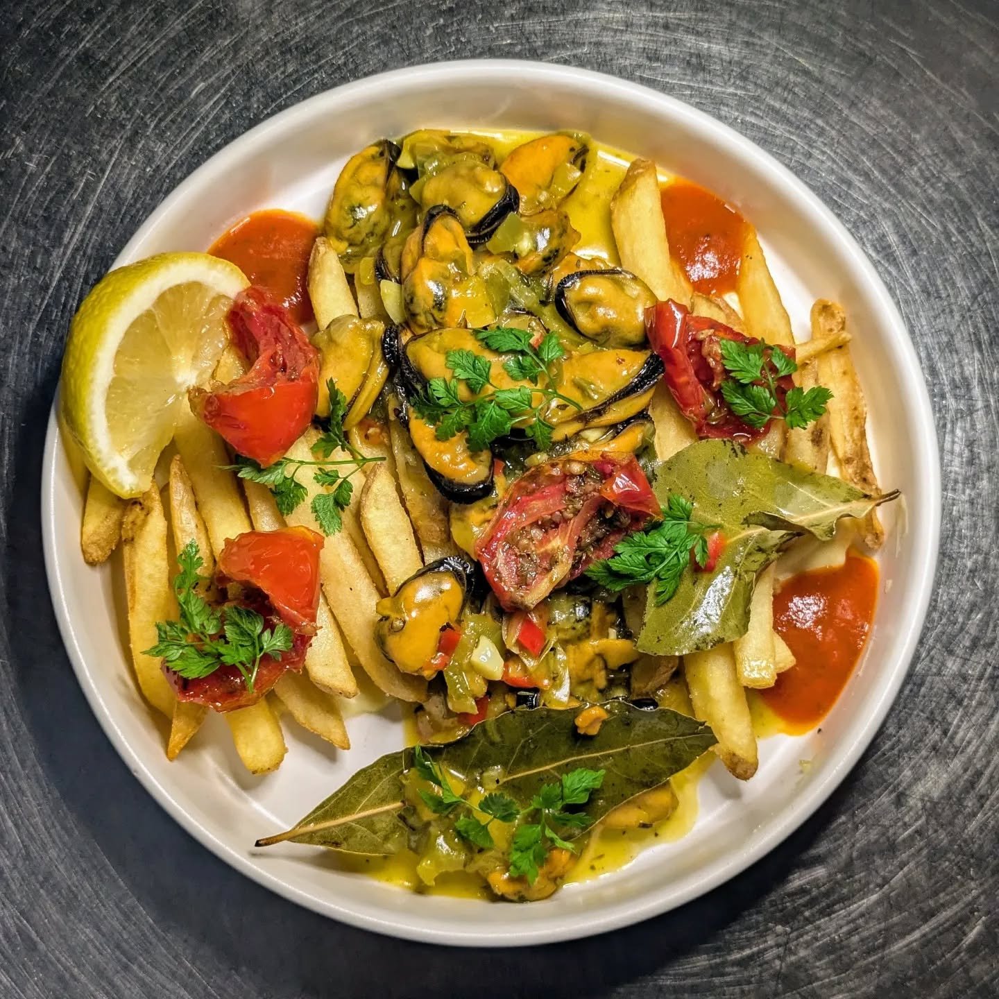 This &amp; next Week und vielleicht auch bald auf der festen Karte: Moules Frites Espagnol - Fritten mit Muschelfleisch im Paella-Sud, Safran, bisschen Aioli und eingelegte Cherrytomaten 🚨 holt euch ne Portion! 🫵🐟🫠