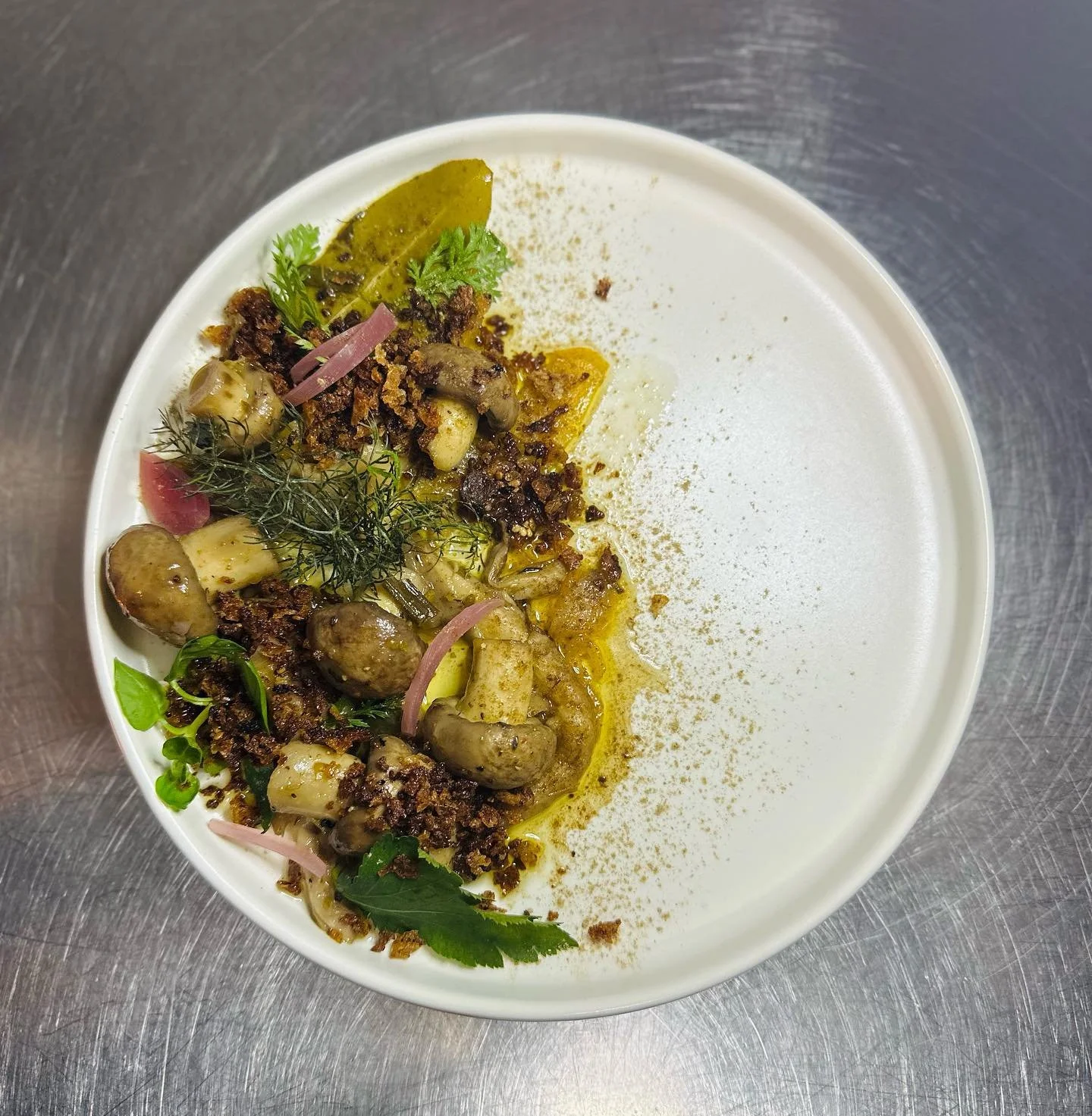 It&rsquo;s that time of the year again. Pilze Escabeche - leicht s&uuml;&szlig; &amp; sauer eingelegt mit Sauerteig-Cro&ucirc;tons und Gr&uuml;nzeug. Waldboden im Herbst 🍂 ab jetzt ab und an auf unserer Wochenkarte 🍄
.
.
.
.
.
#spanishfood #portugu