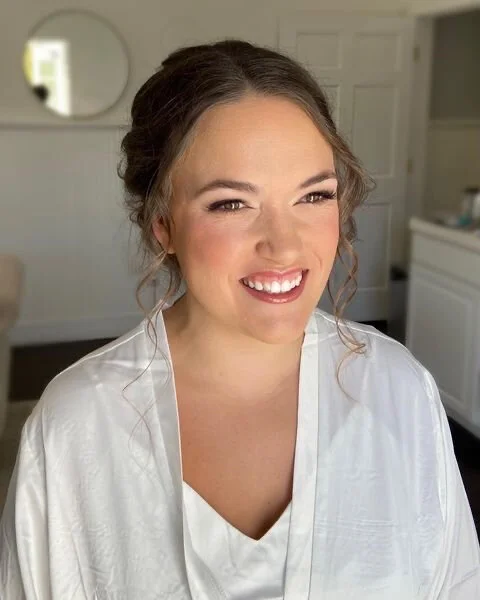 We live for blushing brides and happy smiles on their wedding day. ​​​​​​​​
​​​​​​​​
@megsadlermakeup and @jesikascreations are the dream team for subtle, elegant wedding-day glam.