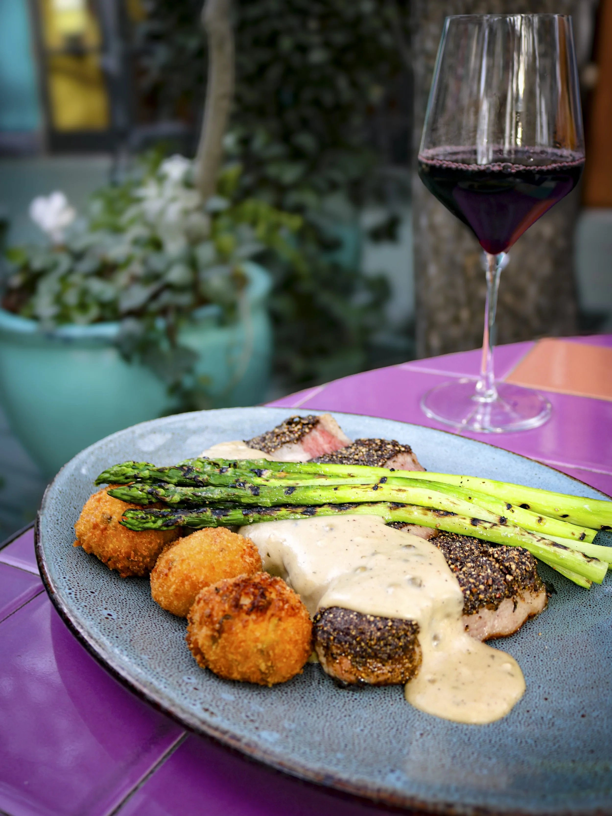 ribeye au poivre with asparagus
