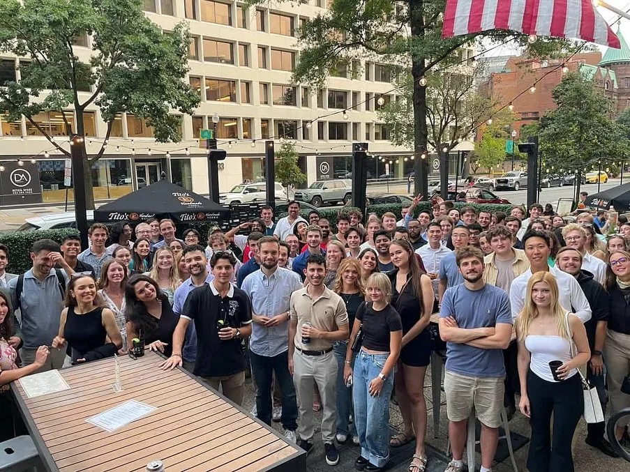 Incredible turnout at a European Affairs-focused happy hour in DC organized by Onero&rsquo;s European Regional Program and Onero GW, alongside Georgetown University and John&rsquo;s Hopkins student-led think tanks! Over 120 students showed up for thi