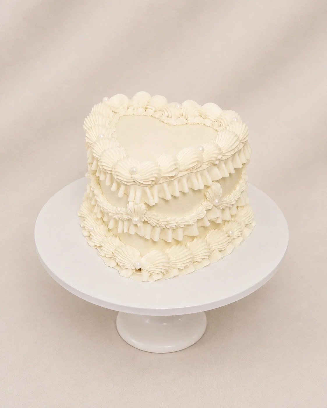 Classic off White Vintage Heart Cake by Emporio.jpg