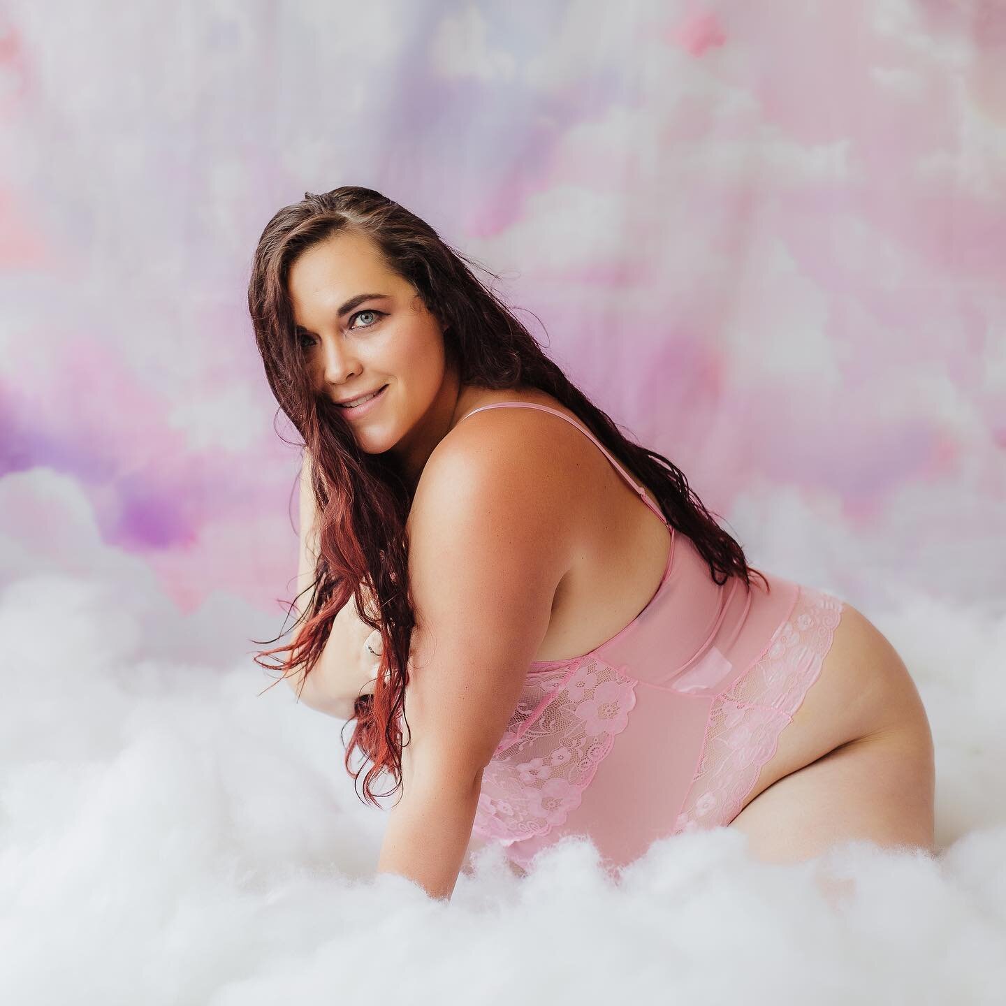 I finally got to try out my new set in the studio and I&rsquo;m in L❤️VE! Want your own session in the clouds? I can help! 

#Oregonboudoir #oregonboudoirphotography #oregonboudiorphotographer #oregonphotographer #oregonphotography #salemoregon #down
