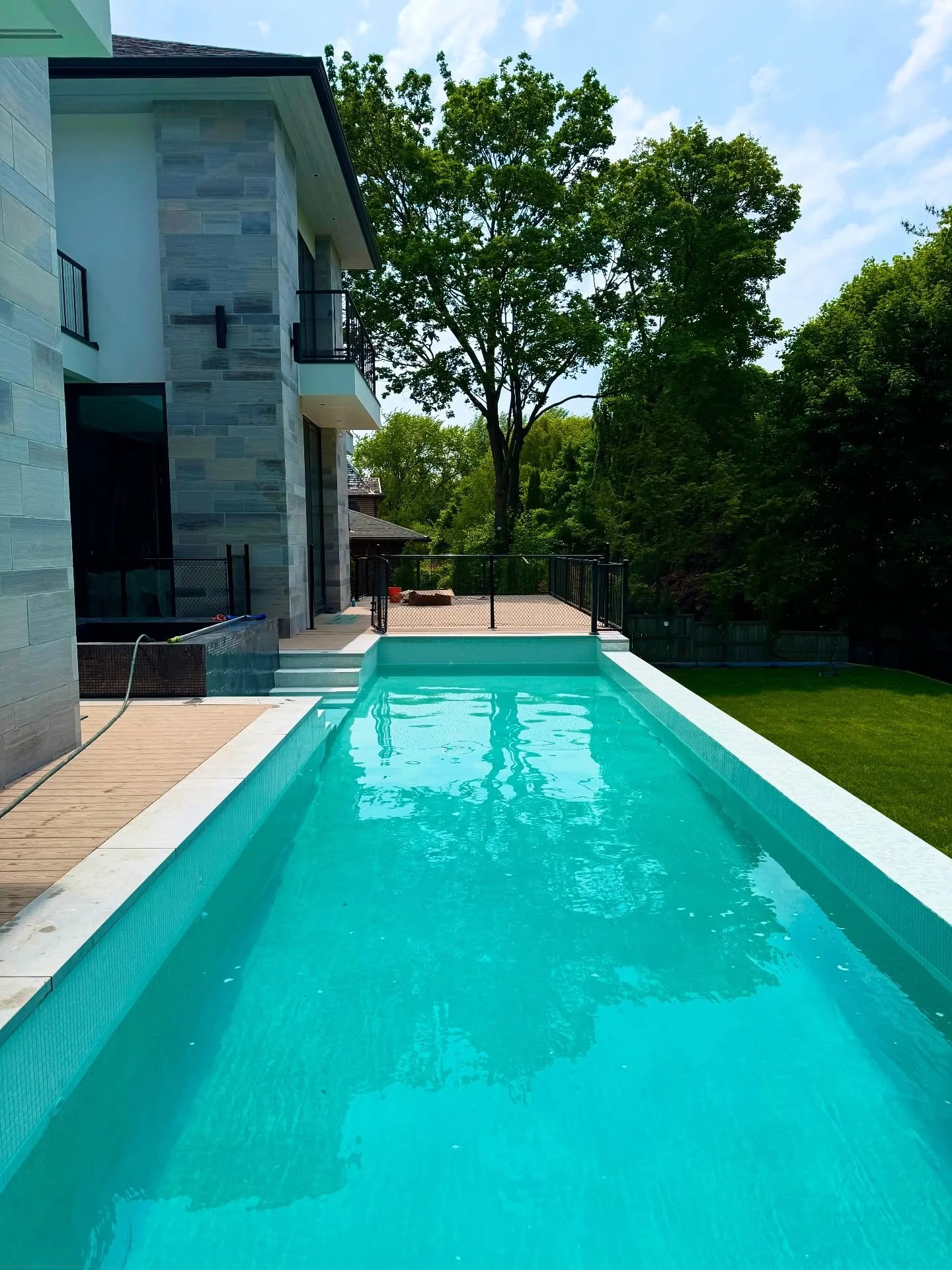 &ldquo;GULF WHITE&rdquo; - SIGNATURE MATRIX
A beautiful white pebble interior on the brand new swimming pool in Toronto. @wetedgetechnologies 
.
.
.
.
#concretepool #pool #marbelite #contractor #luxuryhome #toronto #greatertorontoarea #landscape #bac