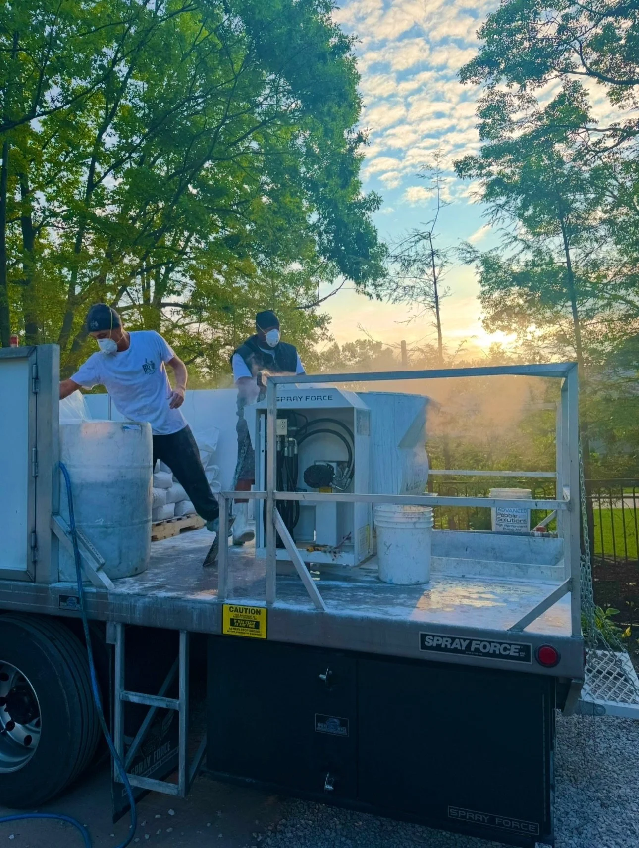 ☀️ With spring on the horizon, we can't wait to get back to working on beautiful properties like this one! Pool by @majesticpoolsbarrie