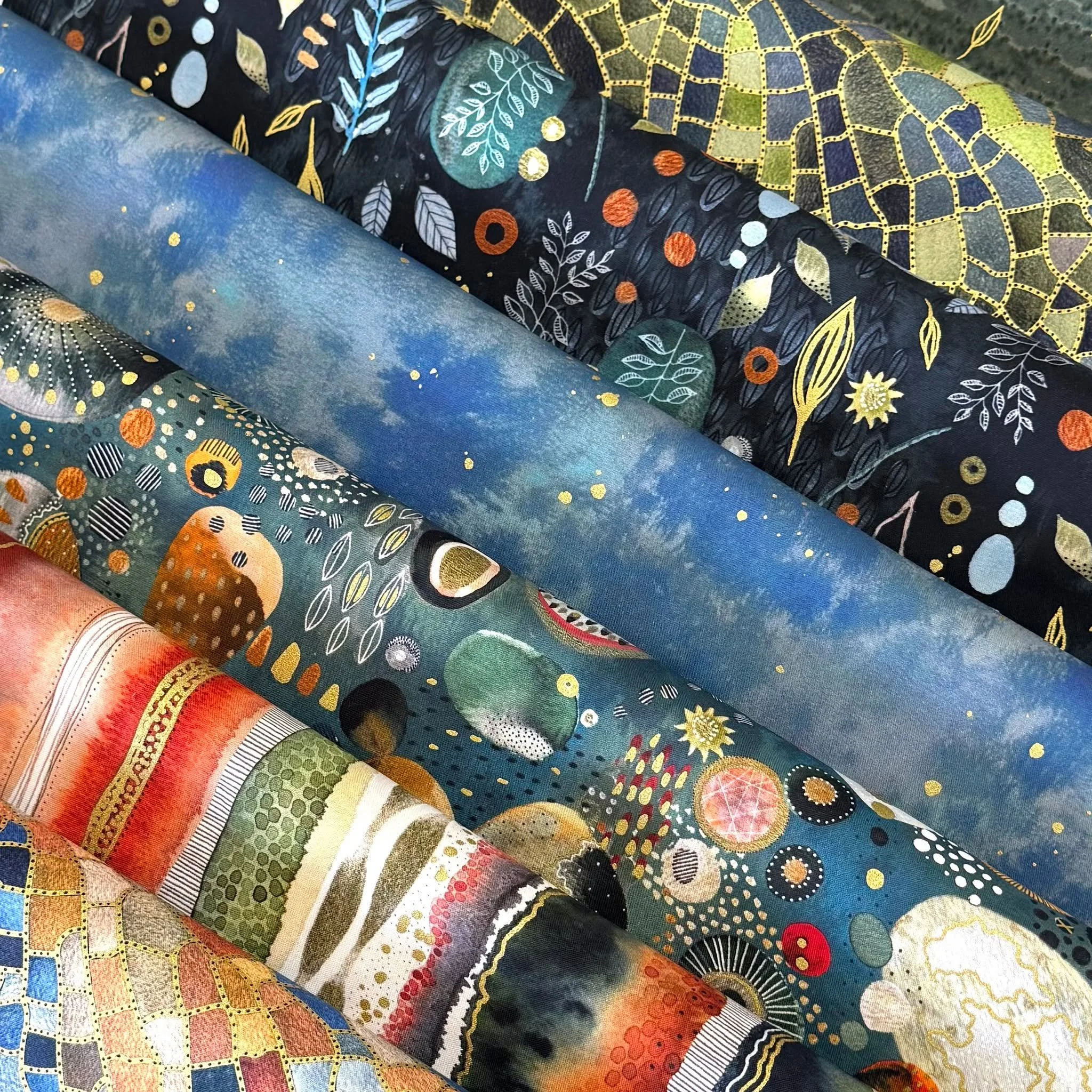 Flora and Form has arrived.  This absolutely stunning range is now instore and online.  Kate from Essoldo Design has created this fabulous collection for Windham Fabrics. She has blended soft botanical elements with abstract shapes and patterns.  Dra