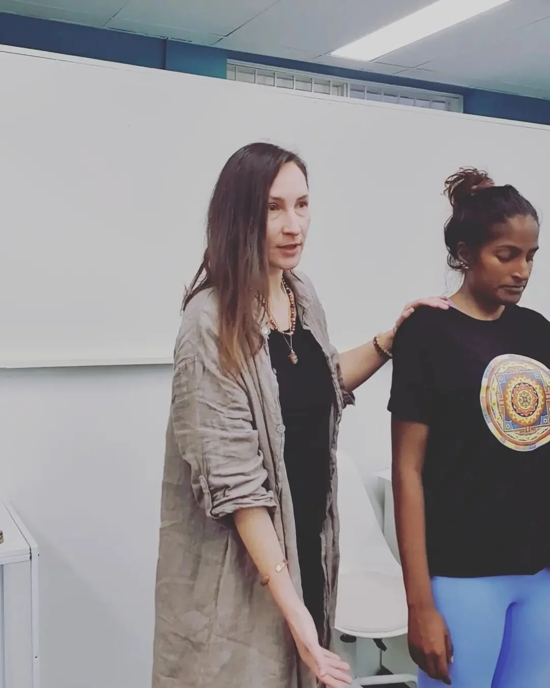 Upper Body Alignment workshop was a blast!

It was a great morning with a group of absolutely beautiful people eager to learn and understand all they can about their own body.

We talked about important principles of alignment, movement and tissue ad