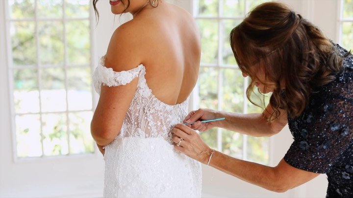 Nothing like getting ready on your wedding day✨

It&rsquo;s crazy how fast your wedding day goes by. Before you know it, your photographer and videographer are showing up and it&rsquo;s go time!

Here&rsquo;s your reminder to slow down and take it al