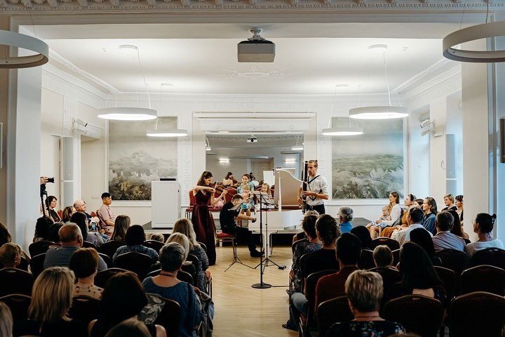 Nuo&scaron;irdus ačiū Aklo Pasimatymo su Muzika atlikėjams už puikų muzikinį vakarą bei visiems klausytojams, nepabijojusiems intrigos ir taip gausiai susirinkusiems!

Atlikėjai:
Justina Au&scaron;kelytė, smuikas (@justinaviolinist)
Ignas Mažvila, fa