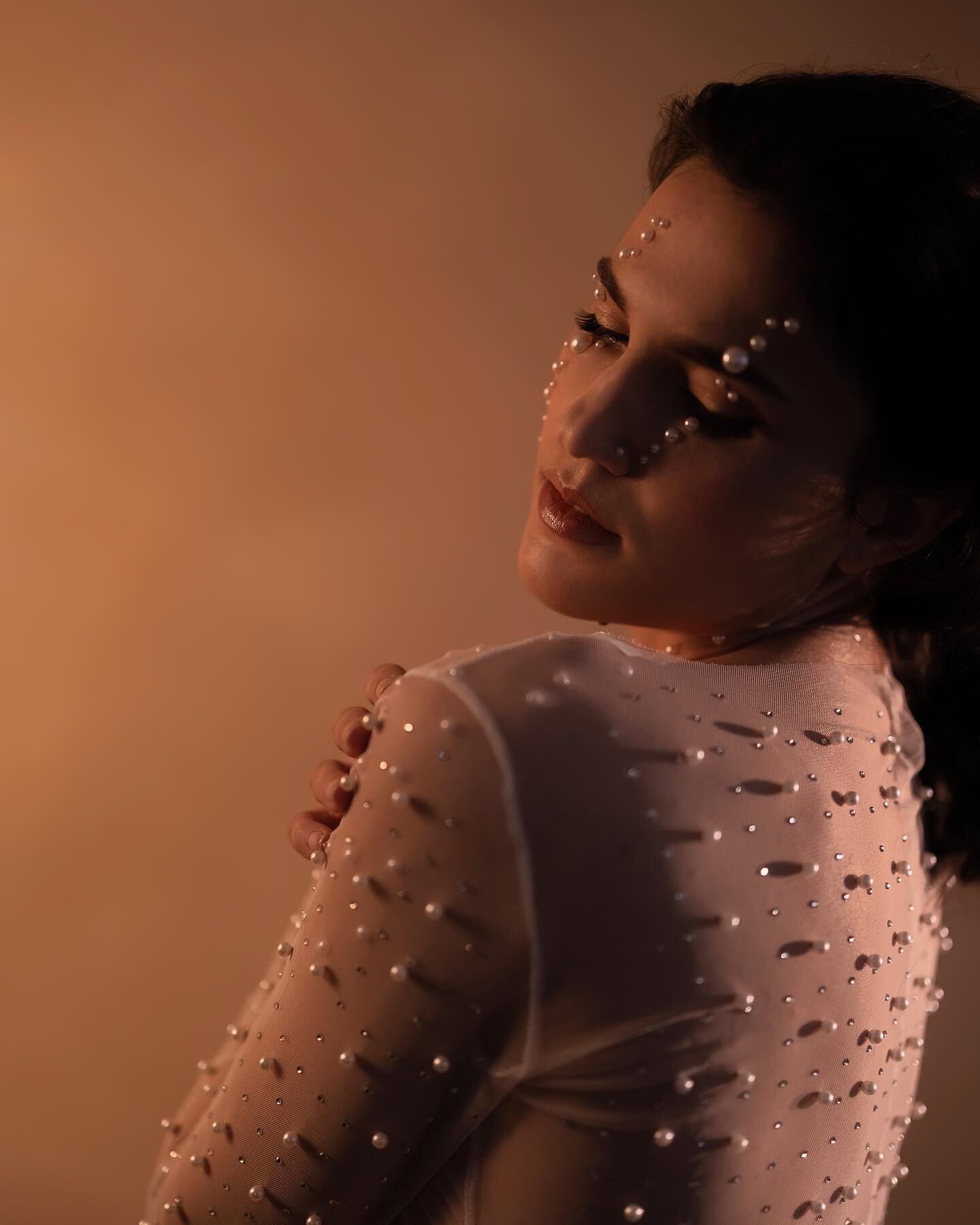 Тендітнa&hellip; Such a gorgeous tender photoshoot, pearls and lights. I&rsquo;m obsessed with how this turned out

Model: @kolar_anna 
Makeup: @elena_akimova91 @lilamakeup33 

* shared with permission