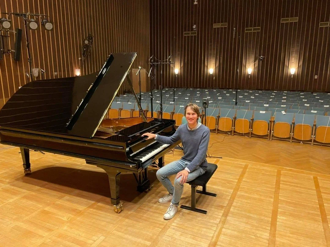Recording underway at Sendesaal Bremen with Aurel Dawidiuk and music by Johann Sebastian Bach and Franz Liszt.

#recording #cd #aureldawidiuk #piano #eterathesan #nordklangproduktion #bach #liszt