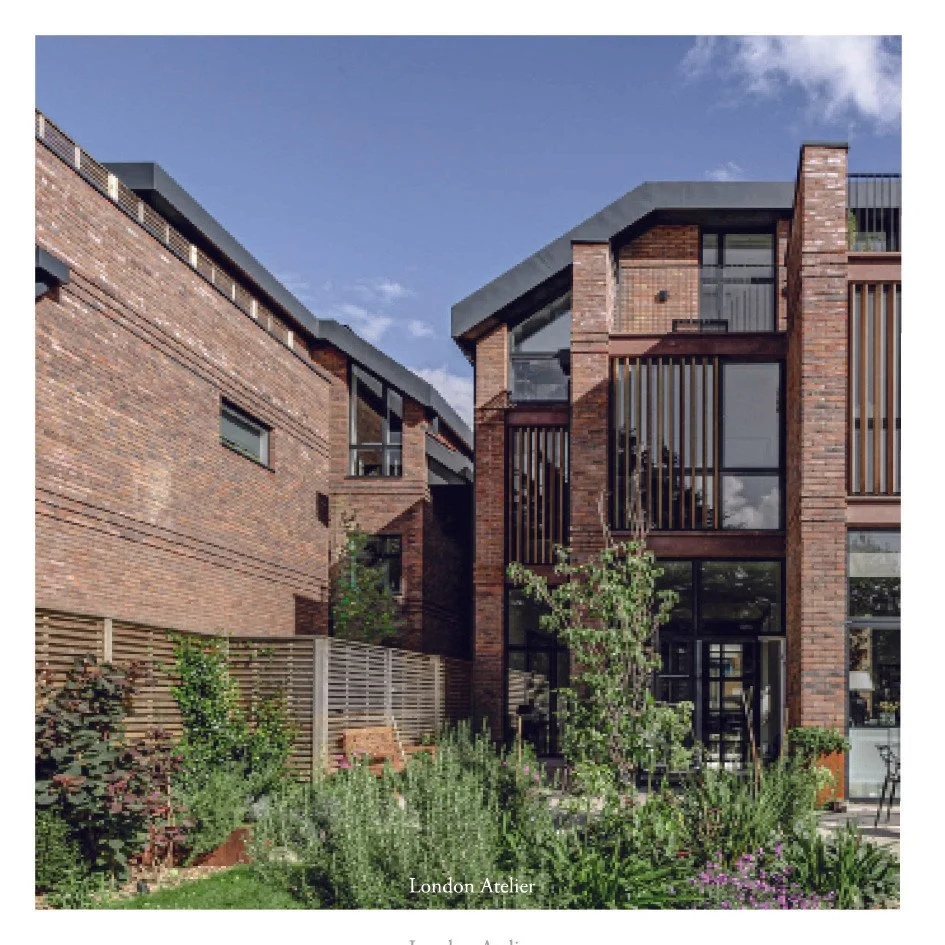 The rear fa&ccedil;ade steps back in a sequence of staggered volumes, shaping bays and sheltered terraces that guide daylight into the depth of the plan. Louvred elements and deep reveals moderate sunlight throughout the day, creating a layered eleva