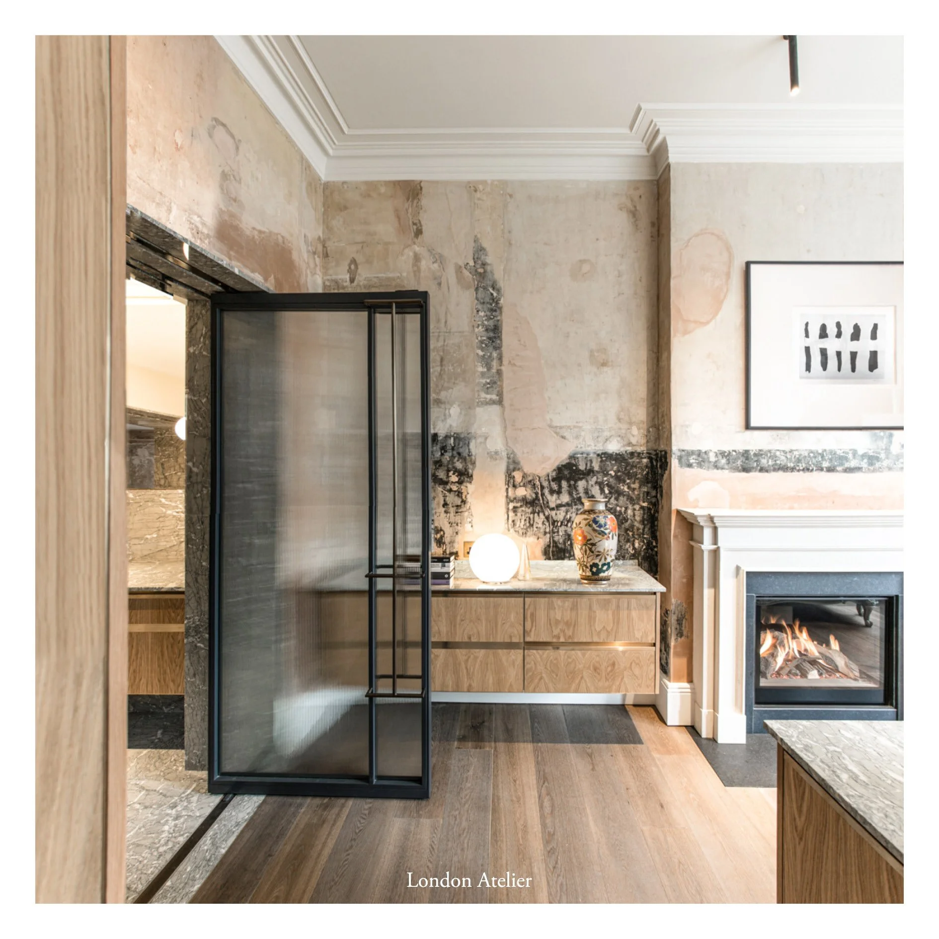 Once the residence of Oscar Wilde, this Grade II listed apartment in Chelsea was fully renovated and remodelling. After carefully removing wall finishes, layered colours and textures were preserved as an artistic homage to the former owner. Meticulou