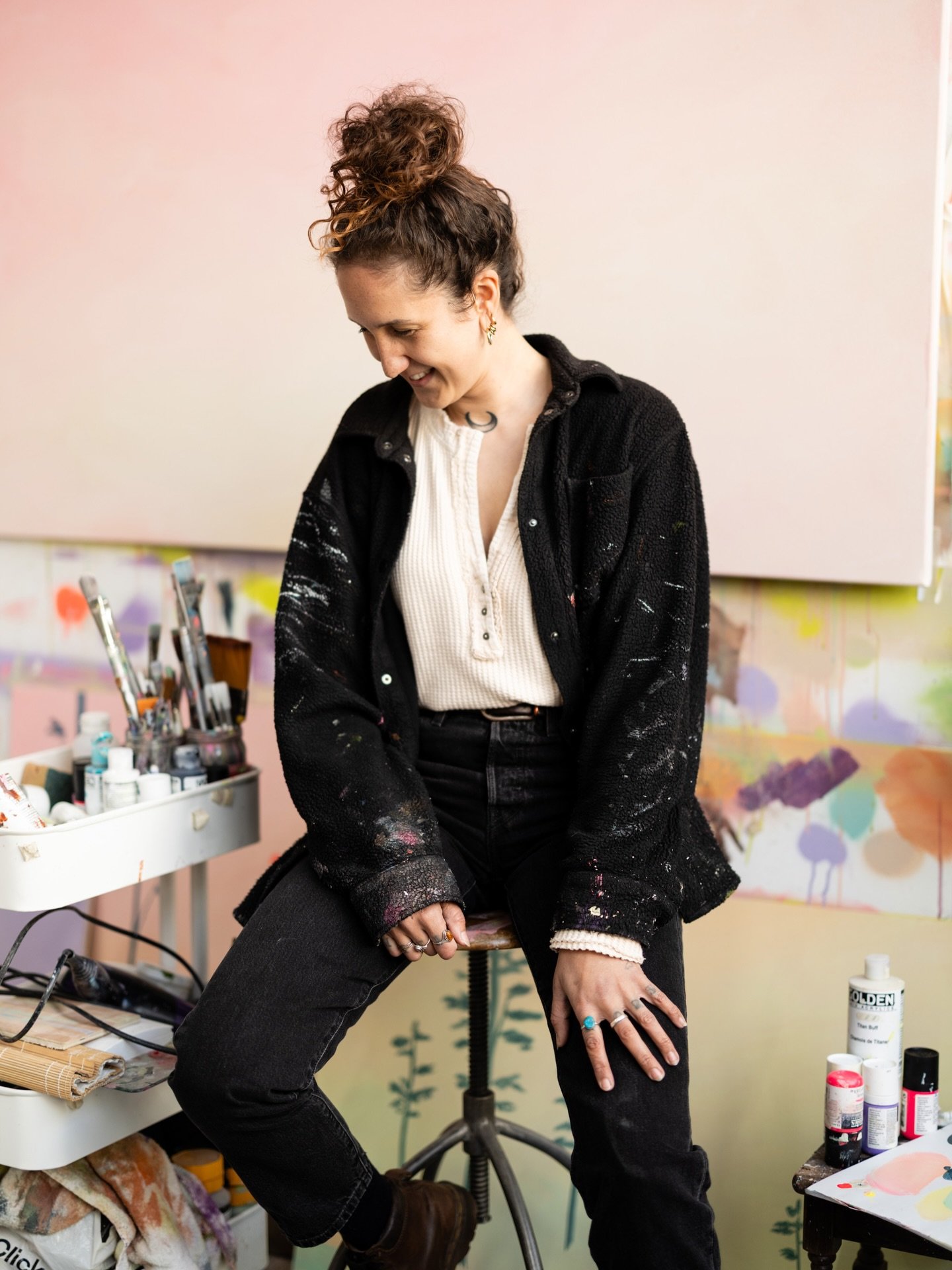 Had some really nice head shots taken by @hannahbodphoto 💕First time getting any professional photos taken and they came out SO nice. After years of having the same insta photo (taken when I first got back into painting around lockdown) it&rsquo;s f