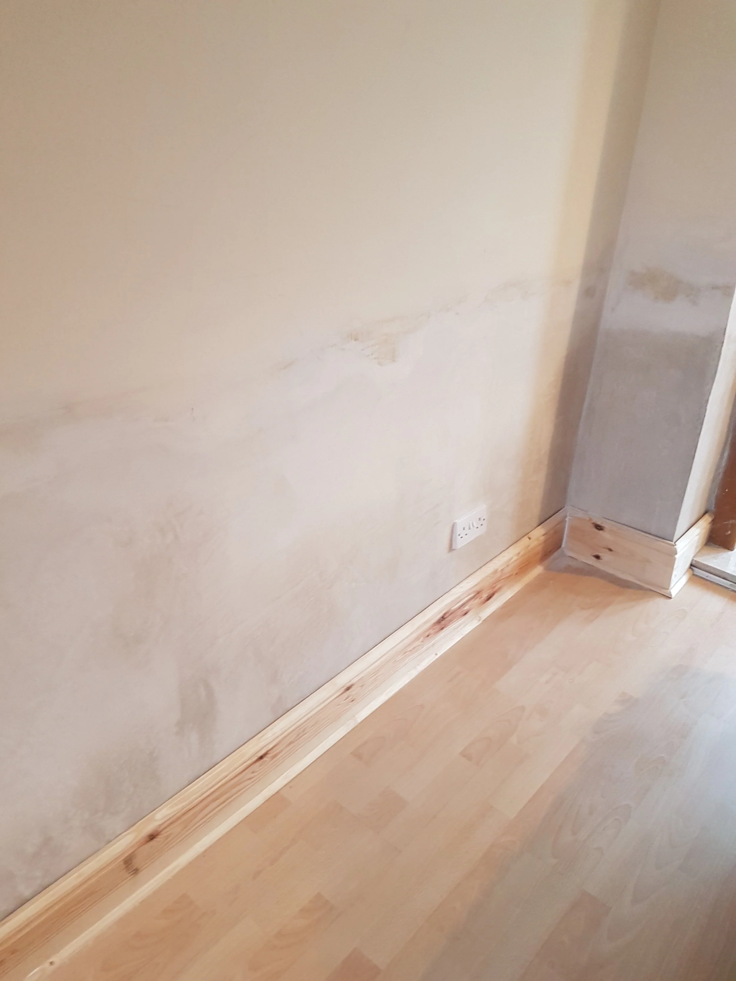 Oranssi carpenter using bench saw