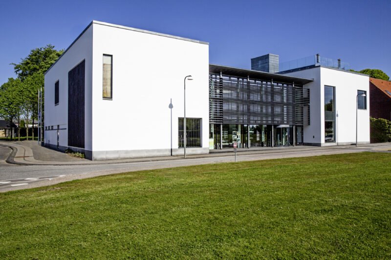 Kongernes-Jelling-front-mod-omrade-Foto-Kongernes-Jelling-800x533 (3).jpg