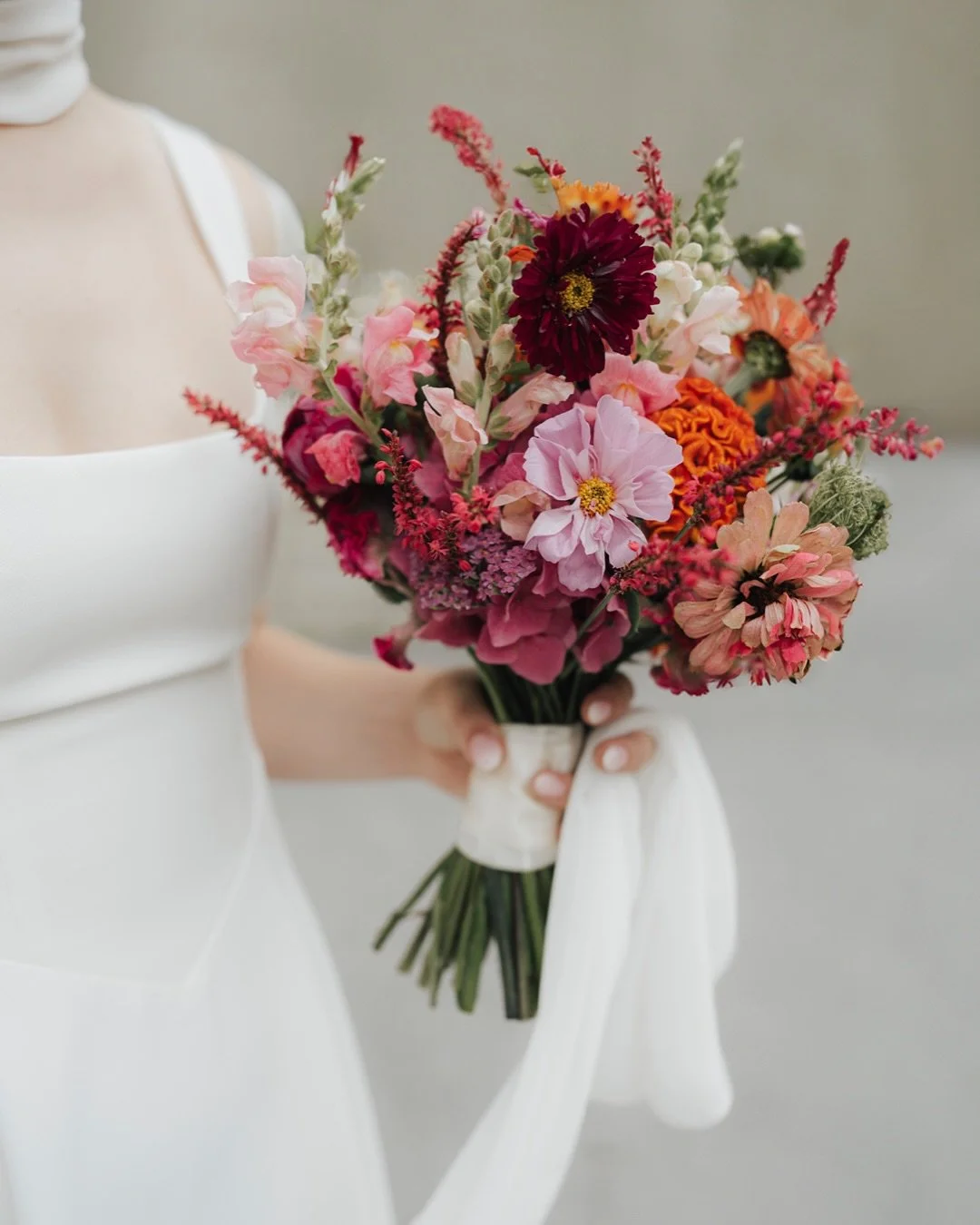 War das eine tolle Hochzeit in M&uuml;nster 🤍 Morgens haben wir uns zum First Look getroffen, der Schlosspark war noch super leer und wir haben bevor der Tag richtig losging, ein ganz entspanntes Shooting zu dritt gemacht. 

Danke @alinawschmr &amp;