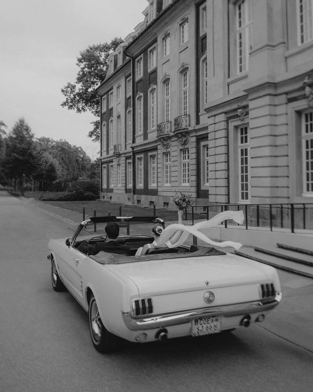 big oldtimer love 🤍

#hochzeitm&uuml;nster #schlossm&uuml;nster #hochzeitoldtimer #hochzeitsfotosm&uuml;nster #hochzeitsfotografinm&uuml;nster #weddingday #civilwedding