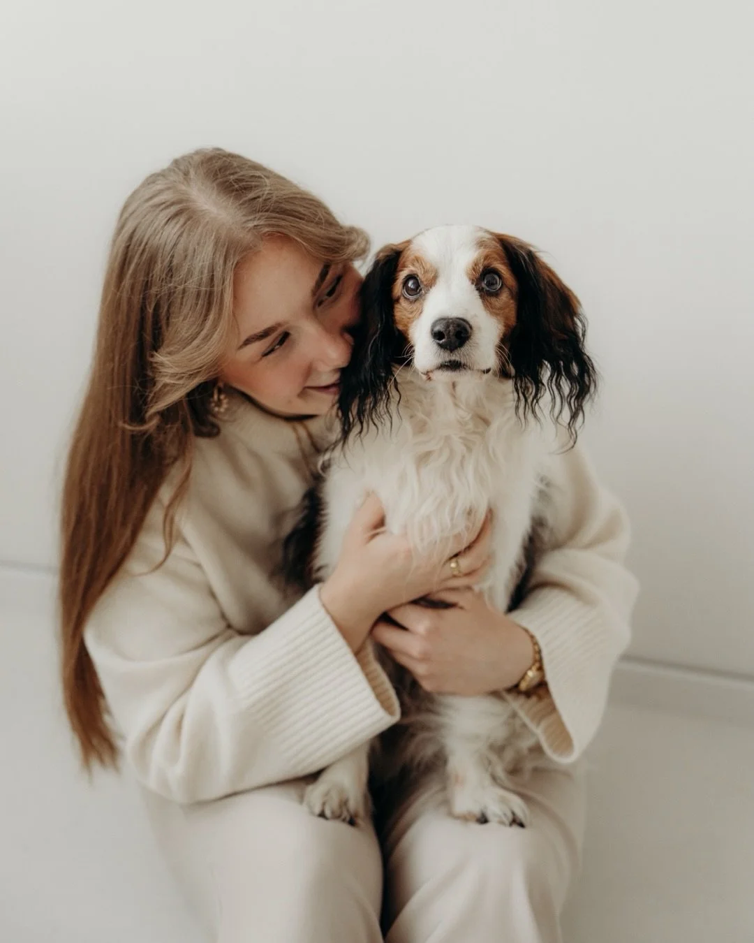 Heute mal ein privater Post.

Wo soll ich anfangen? Ich hatte ein Shooting mit unserem Familienmitglied Benji 🐾 @davinasowieja_fotografie hat mir so einen gro&szlig;en Wunsch erf&uuml;llt und Benji und mich fotografiert. Als ich die Bilder gesehen h