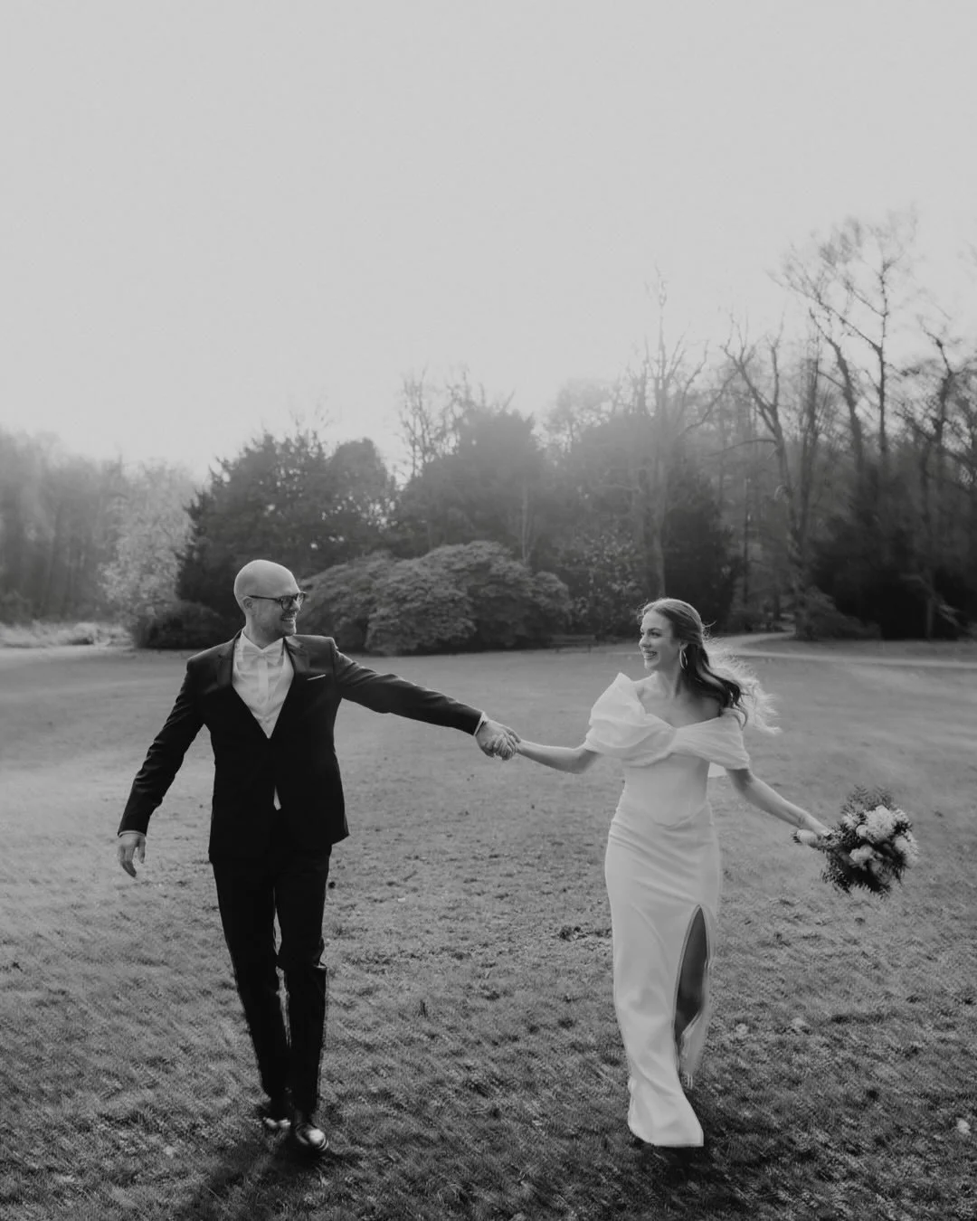 WINTER WEDDING 
Sch&ouml;ne M&auml;ntel, Gl&uuml;hweinempfang, Feuerschale &amp; ein bisschen frieren geh&ouml;rt auch dazu ❄️✨ 

Die beiden haben sich im Dezember das Ja-Wort gegeben, anschlie&szlig;end haben wir ein kurzes Shooting gemacht und dann