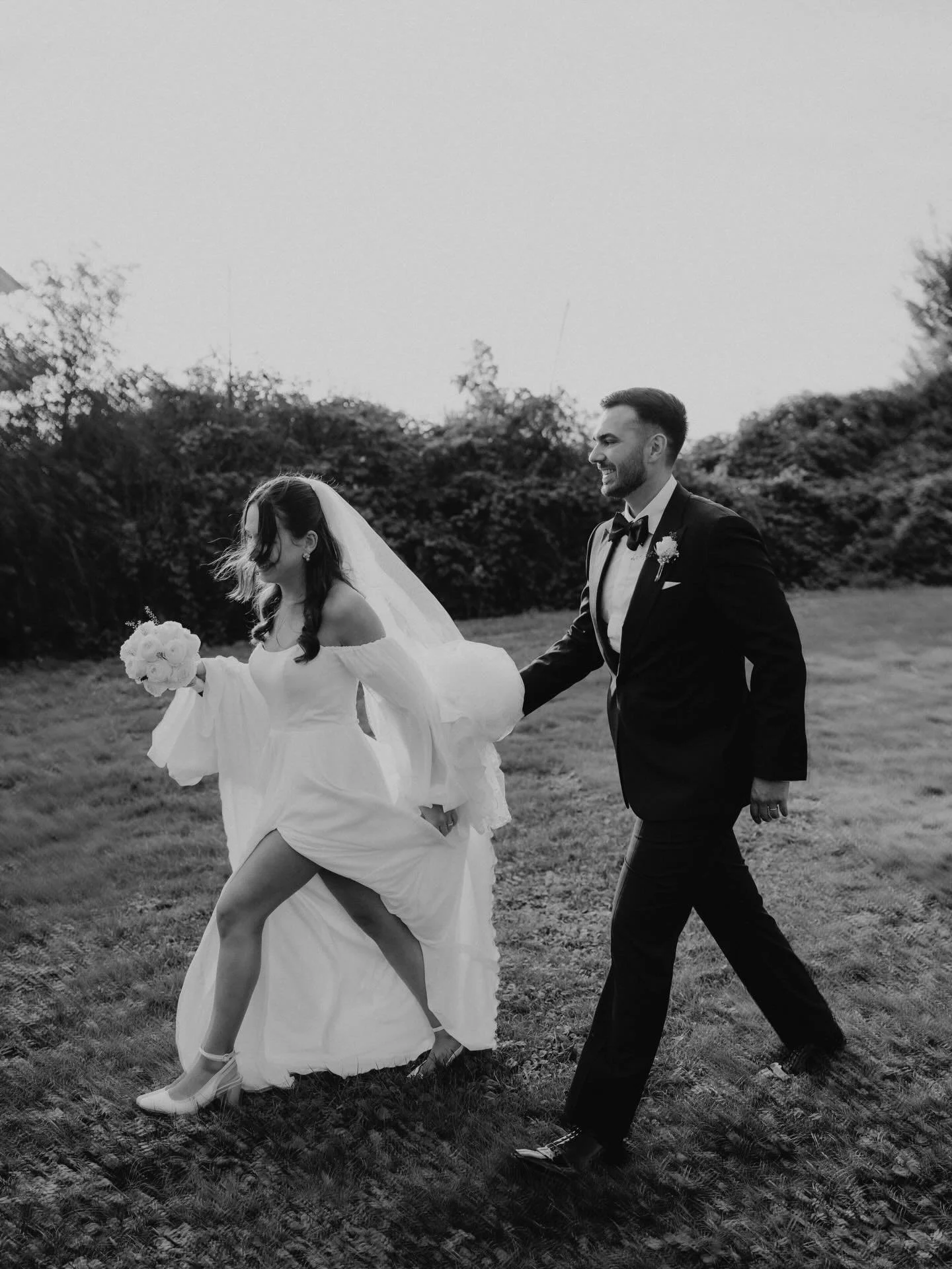 So gerne erinnere ich mich an diese Hochzeit zur&uuml;ck! 🫶🏻 Diese beiden Herzensmenschen durfte ich letztes Jahr bei ihrer standesamtlichen &amp; kirchlichen Hochzeit begleiten. Es waren zwei wundervolle Tage, mit vielen Emotionen, liebevollen Det