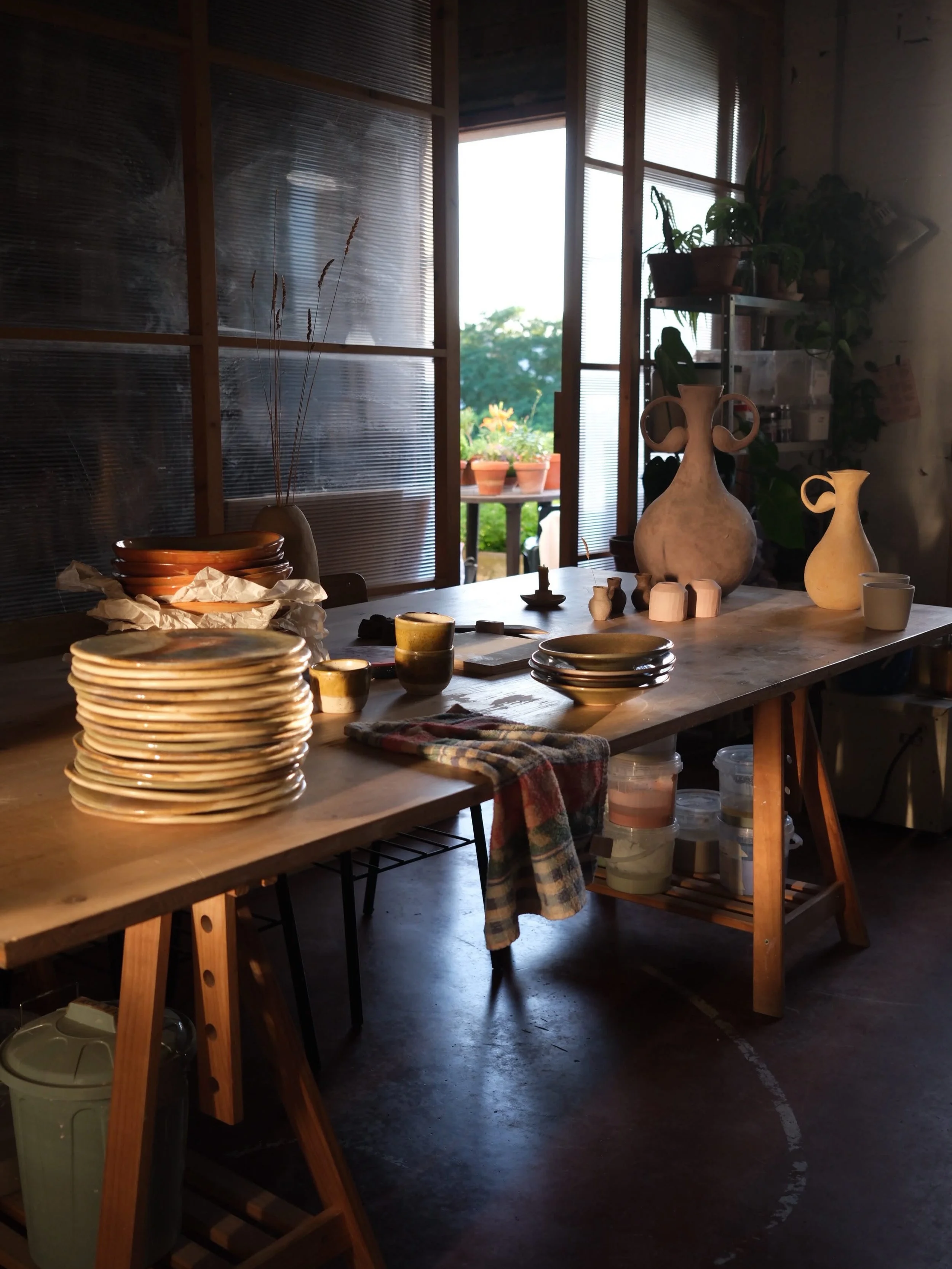 Taller d’enquadernació vista (o japonesa) de tapa dura al taller de Crua Ceramics