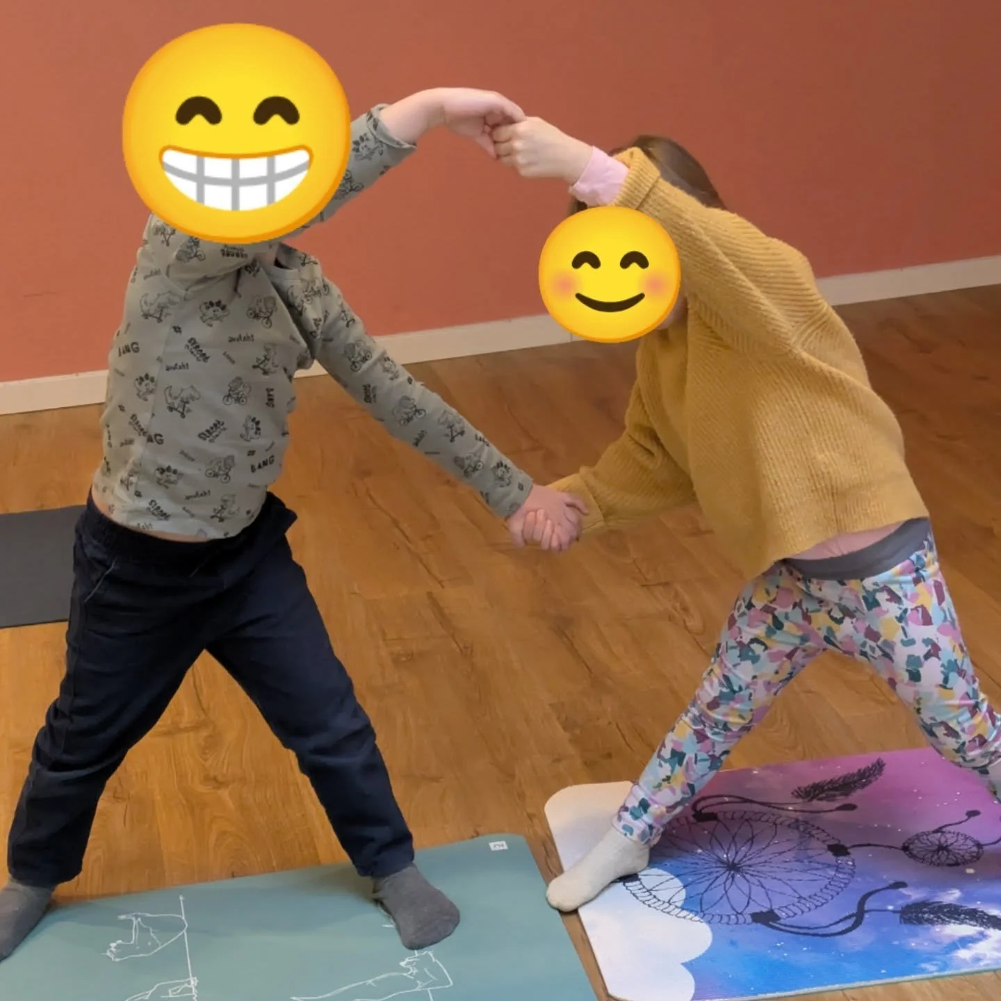 On essaye de faire la position du triangle avec des ❤️❤️
La St Valentin qui approche nous inspire 😘😘
Plus de ressources en bio 

Bonne journ&eacute;e &agrave; tous #yogaenfanst #kidsyoga