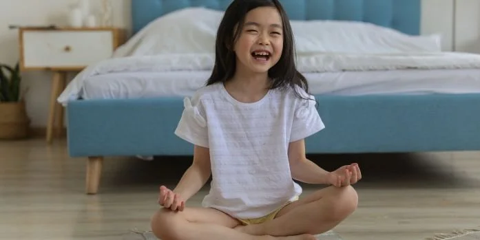 Yoga du rire : exercices, bienfaits et définition ! — Yoganimé