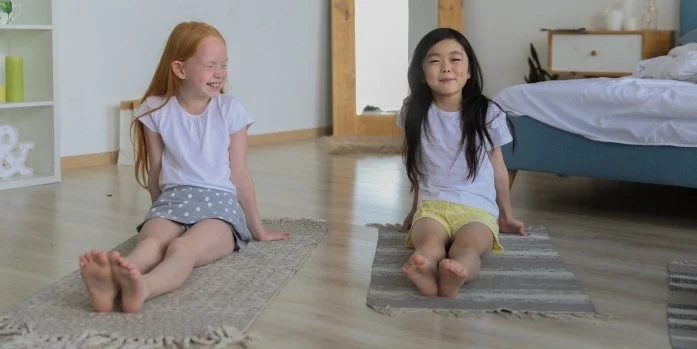 Yoga du rire : exercices, bienfaits et définition ! — Yoganimé
