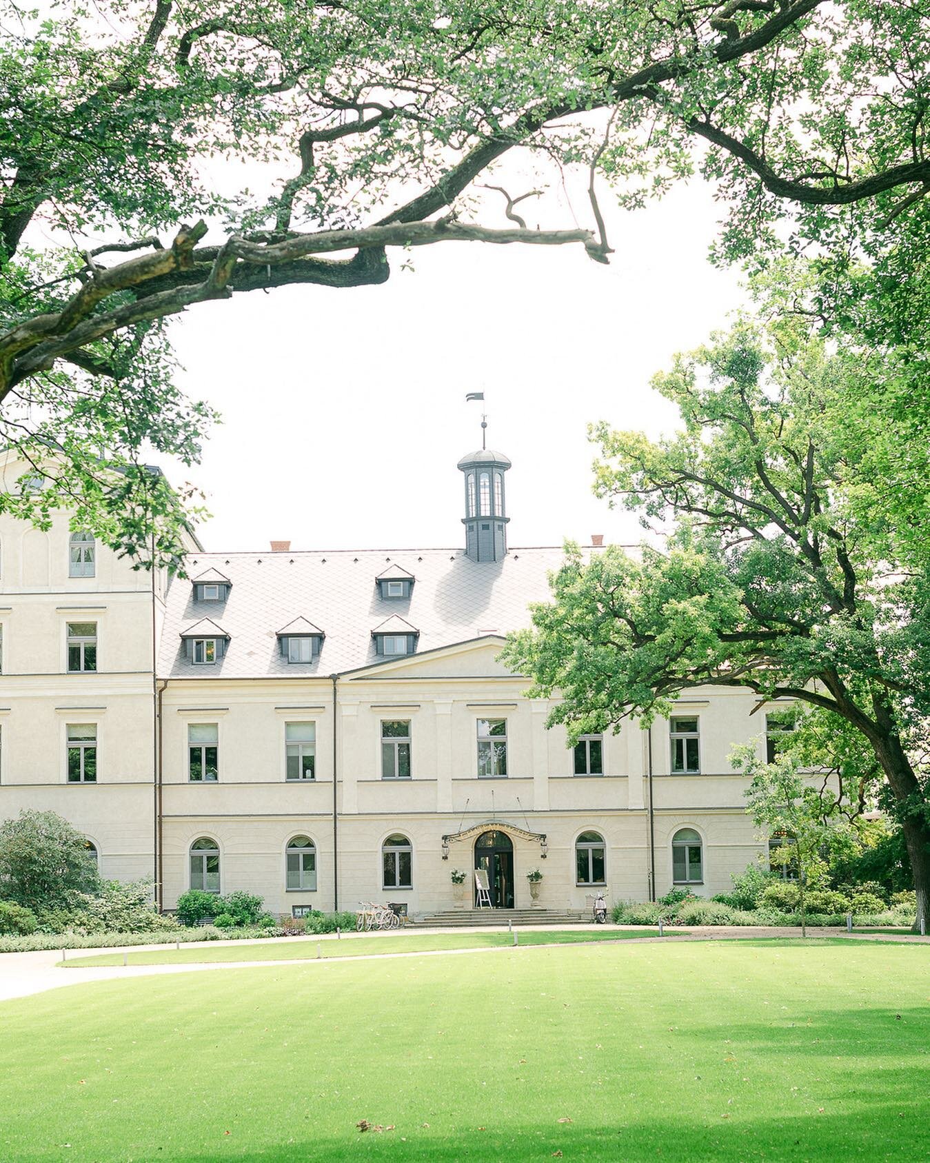 Many of my clients wants to get married in a place that is as special and unique as their love story. For me personaly is one of these place stunning Chateau Mcely. It provides a magical and unforgettable setting for the wedding, with its lush garden