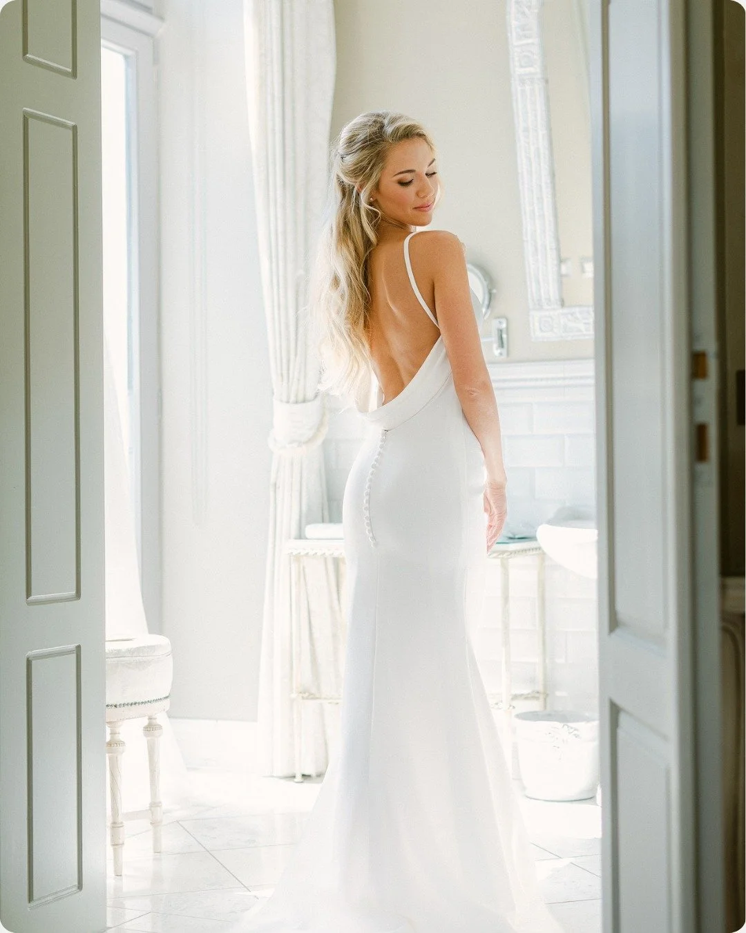 Každ&yacute; detail &scaron;ept&aacute; jej&iacute; jm&eacute;no.

Hedv&aacute;b&iacute;, vůně, světlo &mdash; v&scaron;e vyladěn&eacute; pro okamžik, kdy se st&aacute;v&aacute; sama sebou.
Tich&yacute; př&iacute;běh vypr&aacute;věn&yacute; v nadčaso