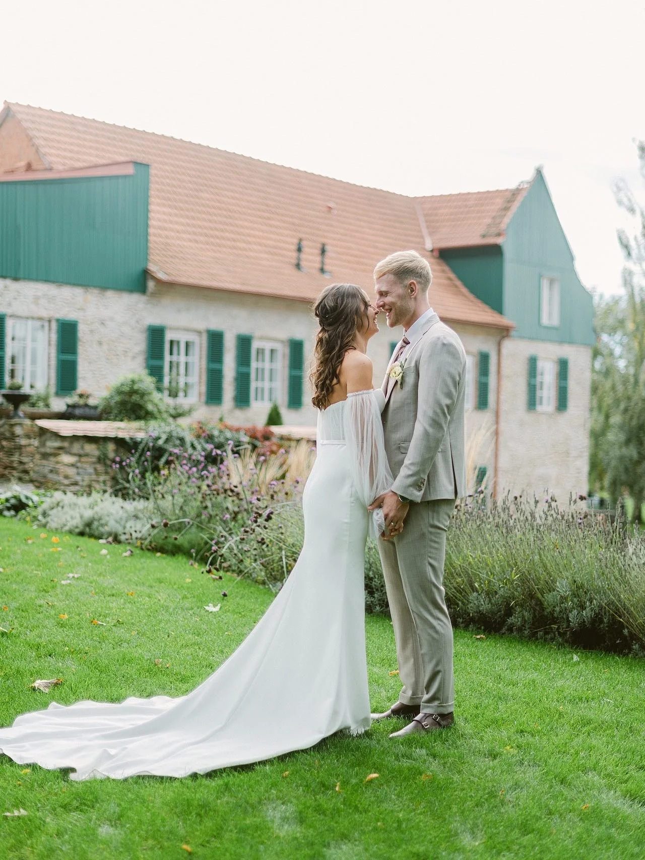 October Wedding at Villa Dom Carli.
One of those days when the forecast keeps changing and the ceremony has to move last minute. Rain outside, plans rewritten on the go.

And yet &mdash; not once did it feel like something was missing.

They laughed,
