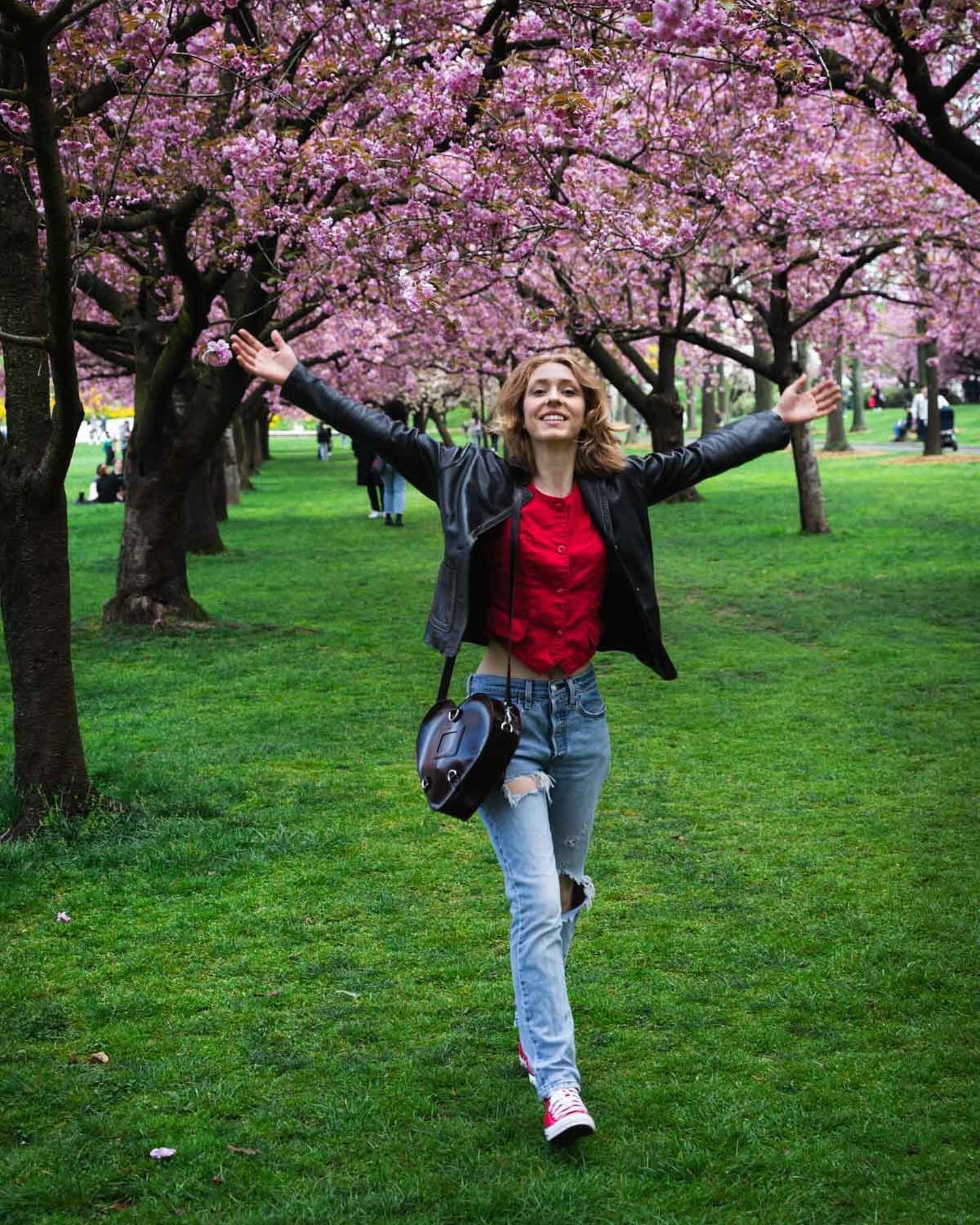 Sending you a giant hug and a few spring blossoms to brighten your Monday! 🌸 SWIPE AND SNIFF!

Leg 2 of the &ldquo;Sister Tour&rdquo; is complete and I&rsquo;m currently on a bus heading for Baltimore to visit my oldest daughter, Ashley. 

🌷Janelle