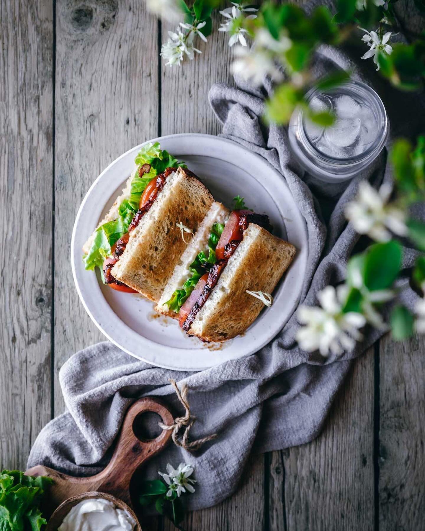 NEW ✨Homemade Vegan BLT with Maple Tempeh Bacon! 🥓 I&rsquo;ve been kind of obsessed with this sandwich lately and for good reason...it tastes *just* like the traditional BLTs I remember. RECIPE LINK BELOW!👇🏼 

🙌🏼 In fact, a meat-loving friend ca
