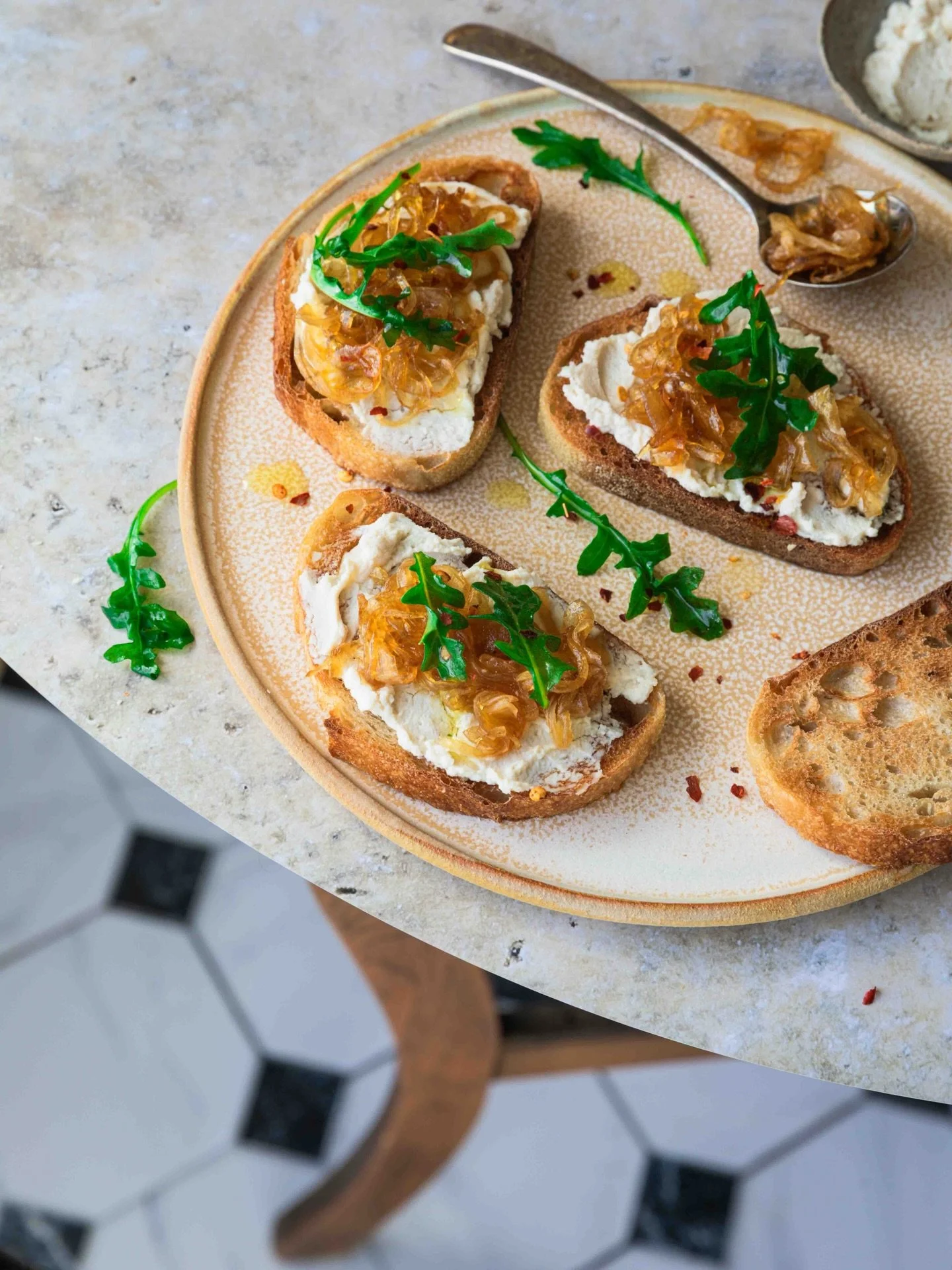 ❤️ Try these yummy crostini for your next party platter, or cozy night at home! 

1️⃣ Ricotta with caramelized onions and arugula
2️⃣ Ricotta with fig preserves and fresh rosemary

🙌🏼 I always seem to have a partially consumed tub of vegan ricotta 