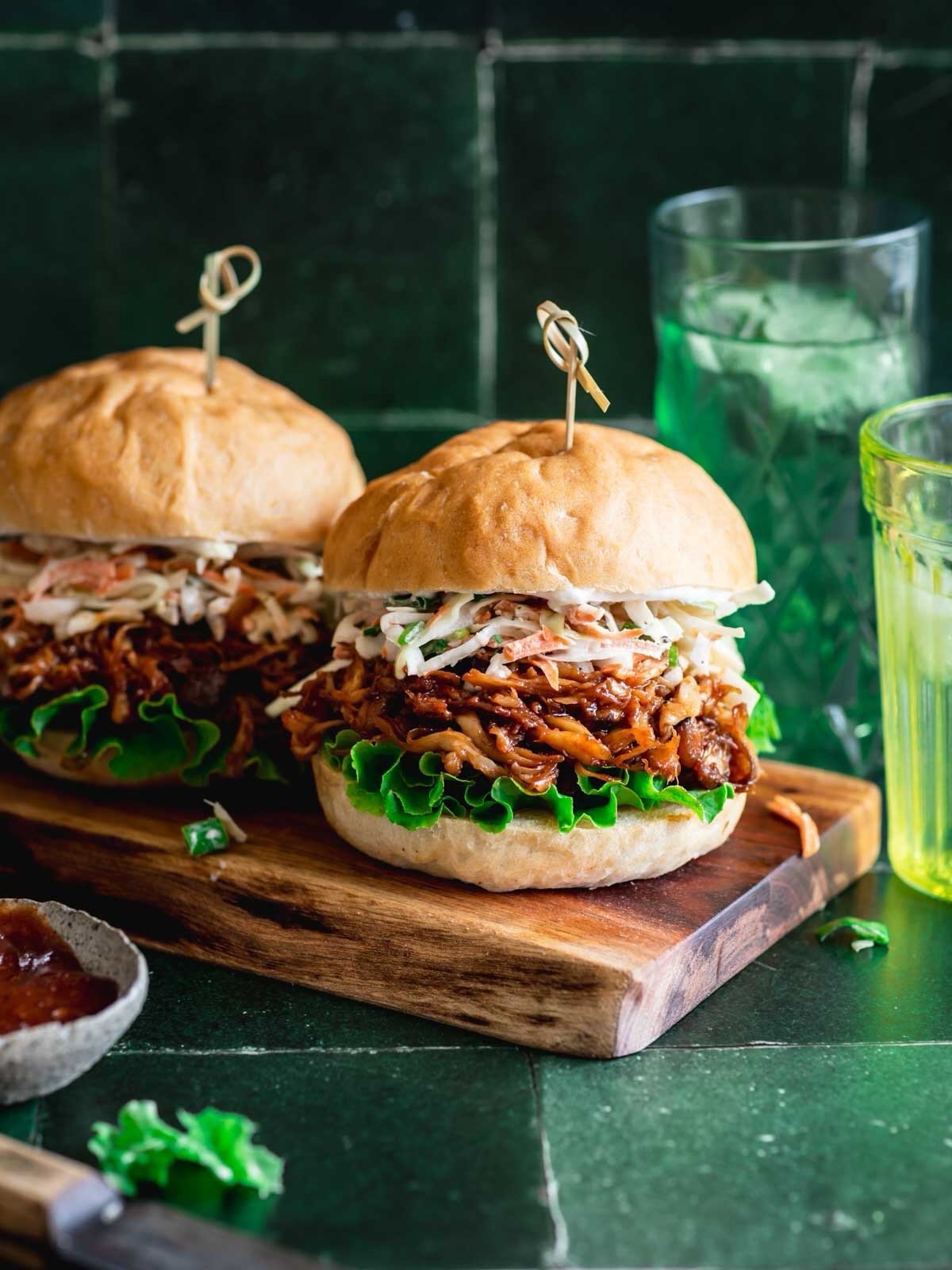 Happy New Year! ⭐️ I absolutely had to kick off 2026 by sharing my favorite lazy girl dinner, vegan BBQ pulled pork with king oyster mushrooms! 🍄&zwj;🟫

❤️ If you love easy and flavorful meals or are participating in Veganuary, make room for this c