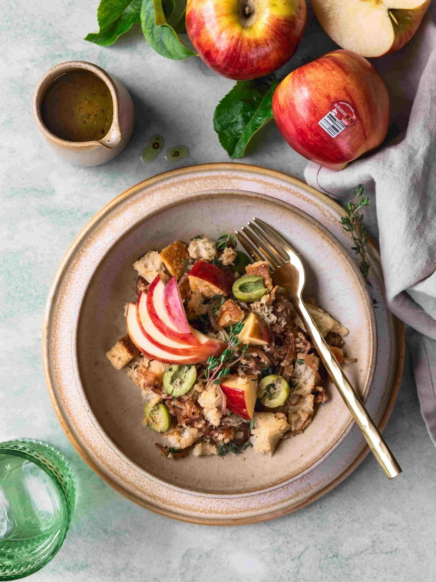 ✈️ I&rsquo;m flying back home to my rainy little corner of the globe today! 🍎 So I wanted to share a yummy little recipe that showcases my state&rsquo;s most abundant fruit, apples!

Apple panzanella salad is a delightful twist on the traditional It
